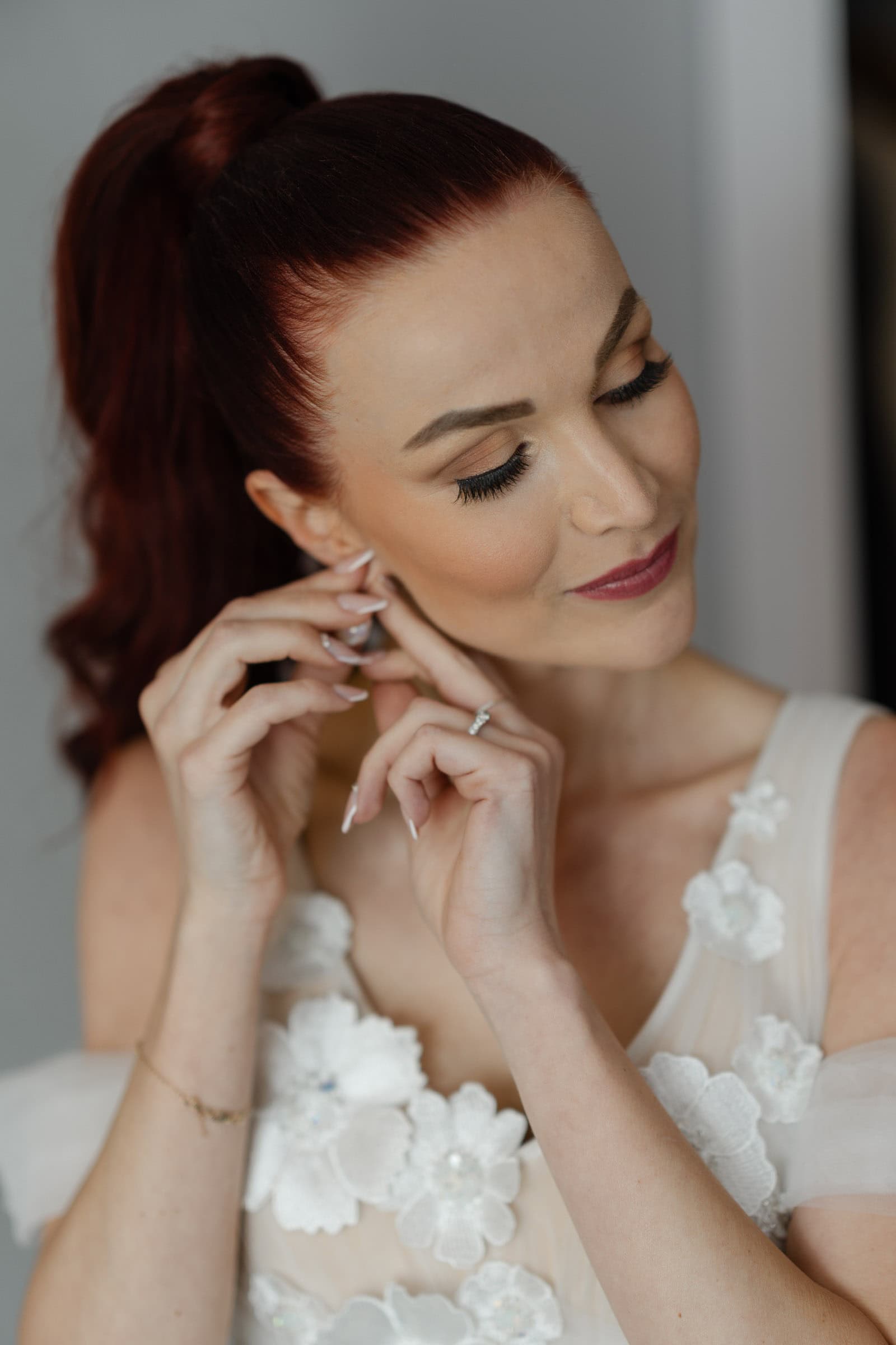 Editoriale Hochzeitsreportage in Tuebingen – Braut beim Getting Ready vor der Trauung