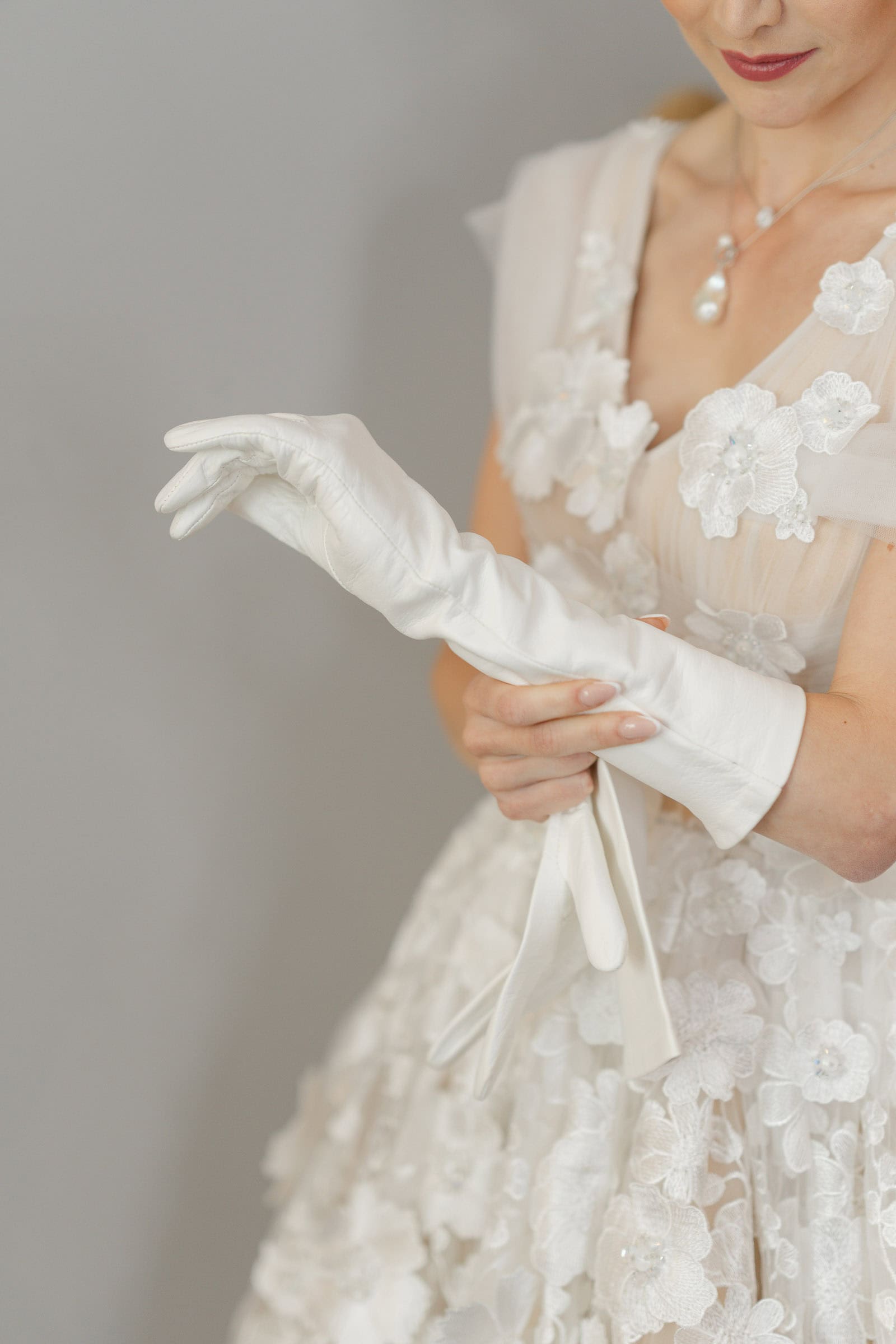 Dokumentarische Hochzeitsreportage – ruhiger Moment der Braut beim anziehen der Hochzeits-Handschuhe