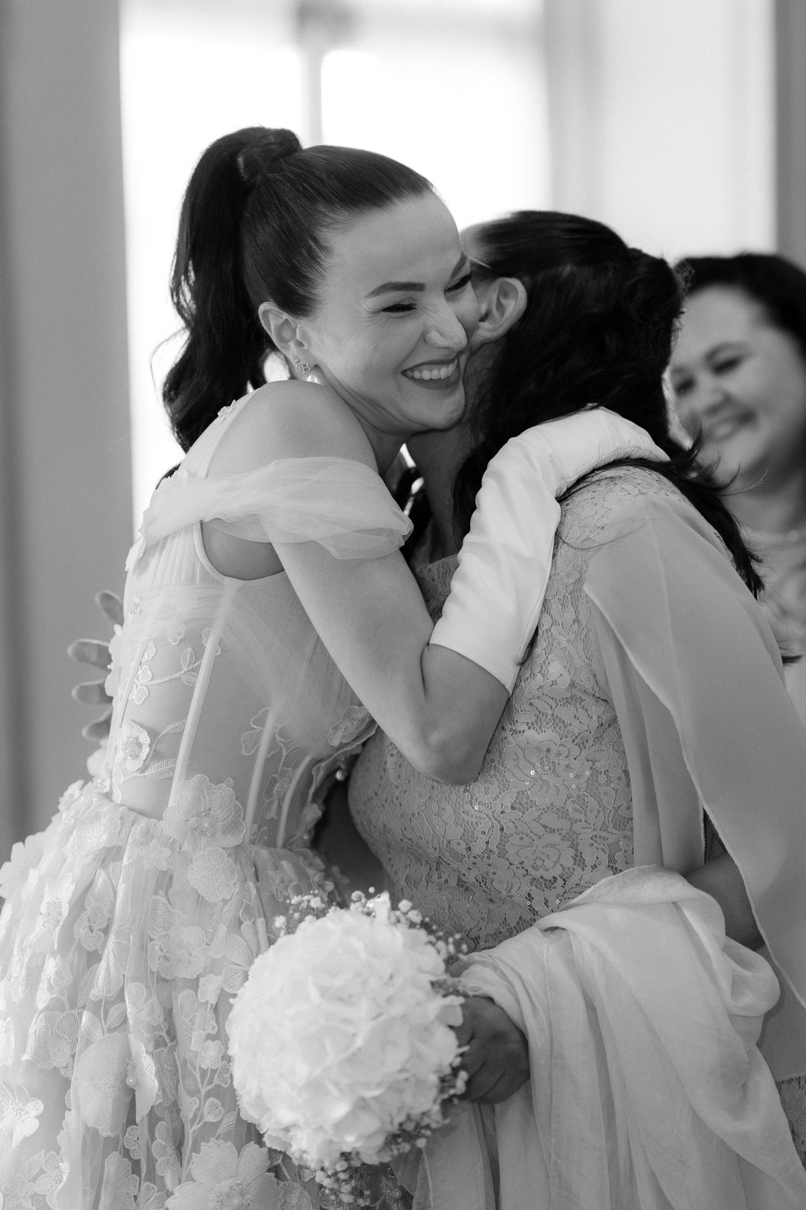 Emotionale Glückwünsche bei einer Hochzeitsreportage