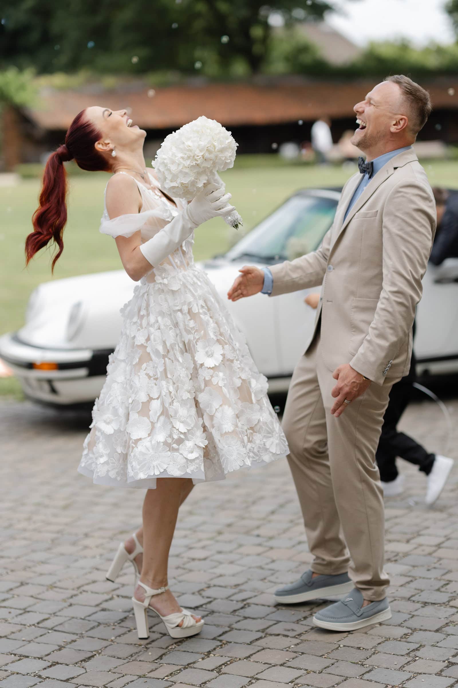 Trauzeuge beim Sektempfang der Hochzeit