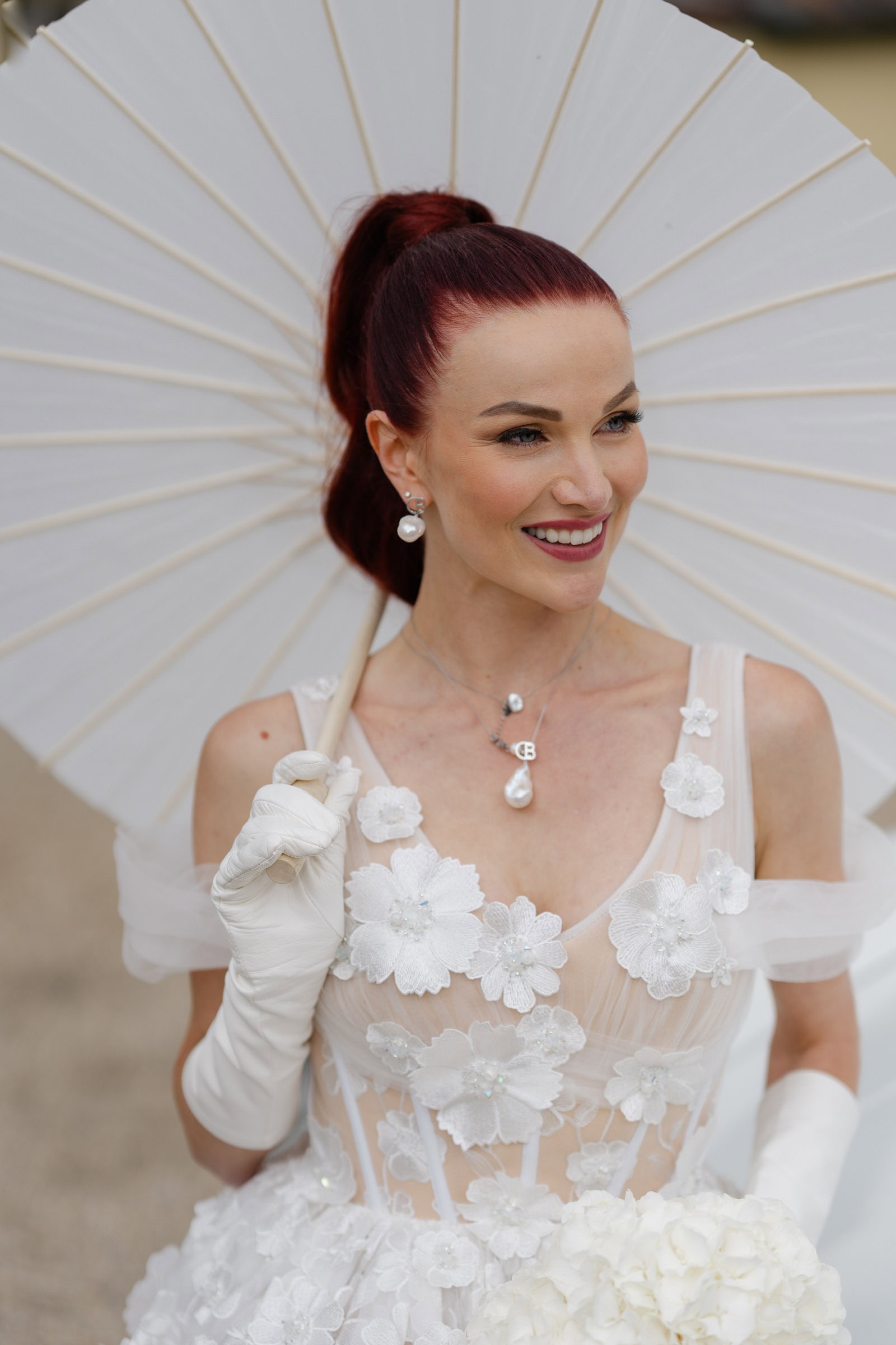 Dokumentarische Hochzeitsfotografie Braut mit Sonnenschirm