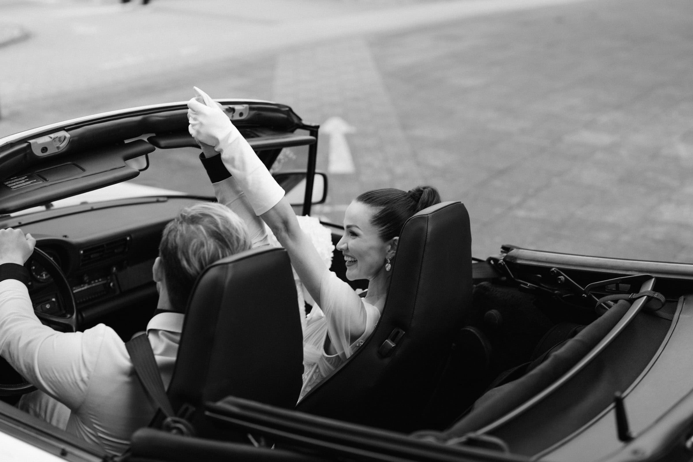 Standesamtliche Hochzeit Brautpaar fährt zur Location