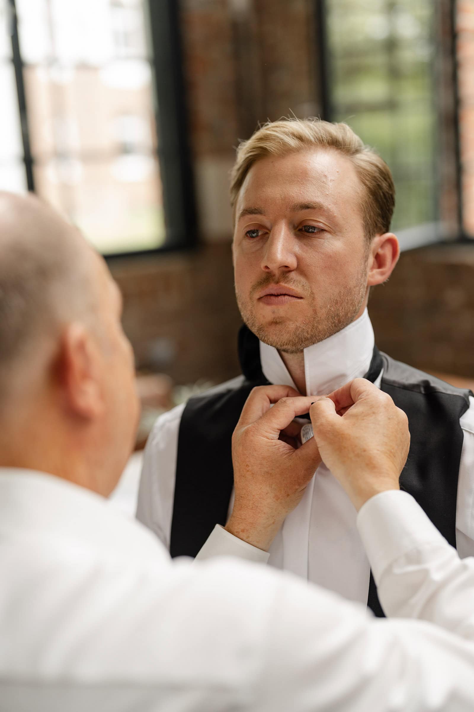 Dokumentarische Hochzeitsreportage – Bräutigam beim Getting Ready