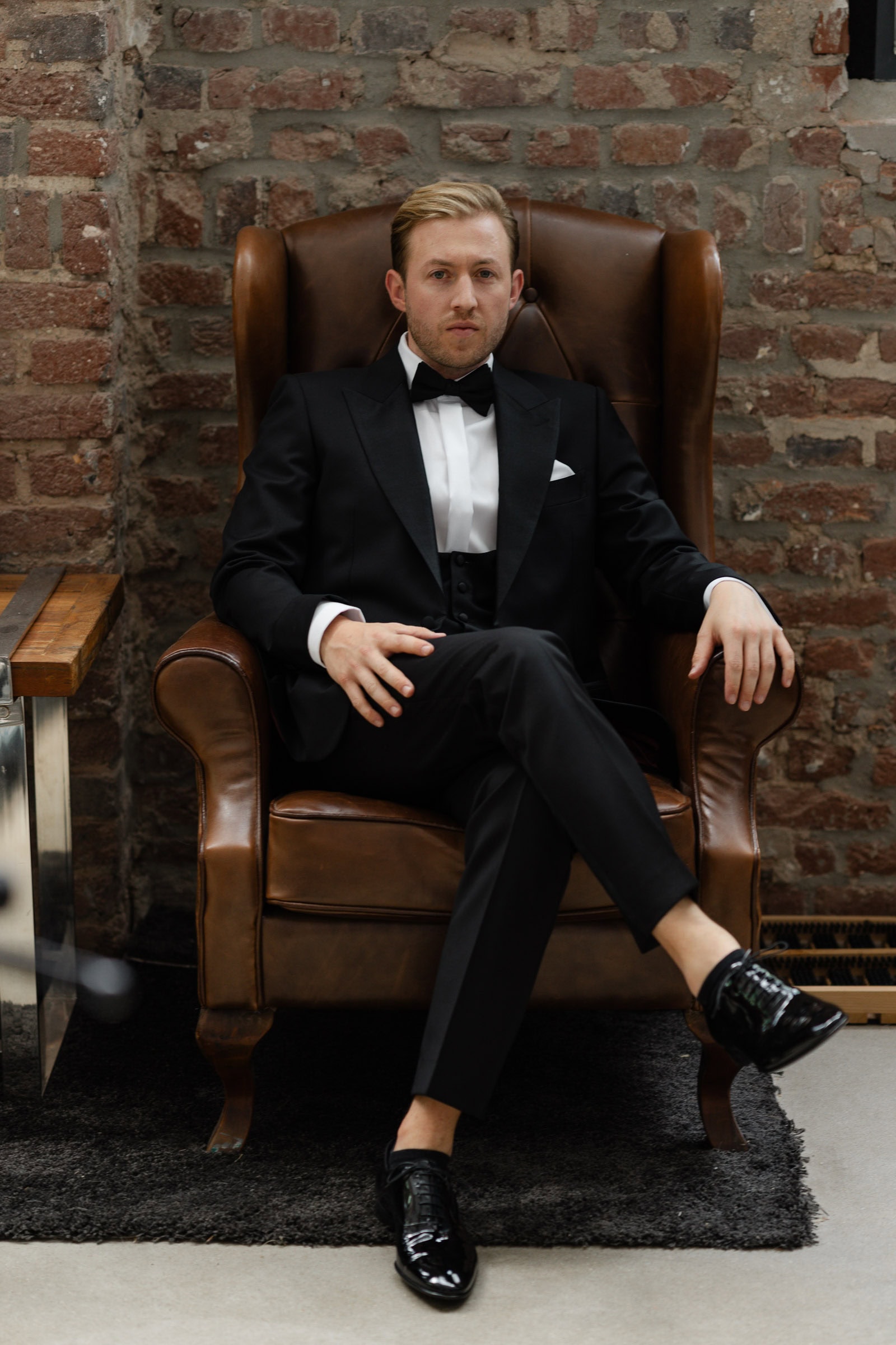 Ruhiger Moment des Bräutigams vor der Hochzeit