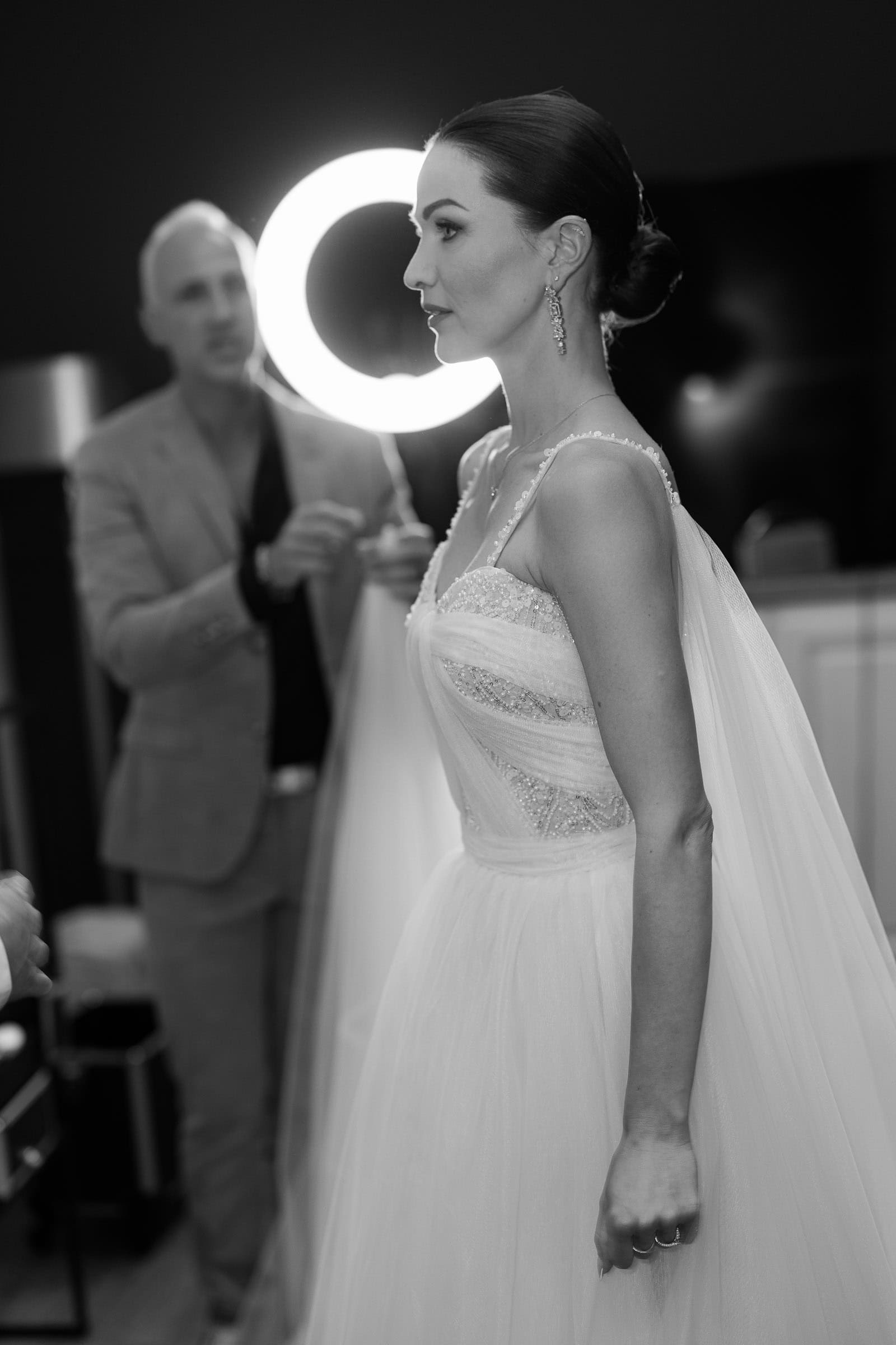 Intimer Moment der Braut beim Getting Ready vor der Hochzeit