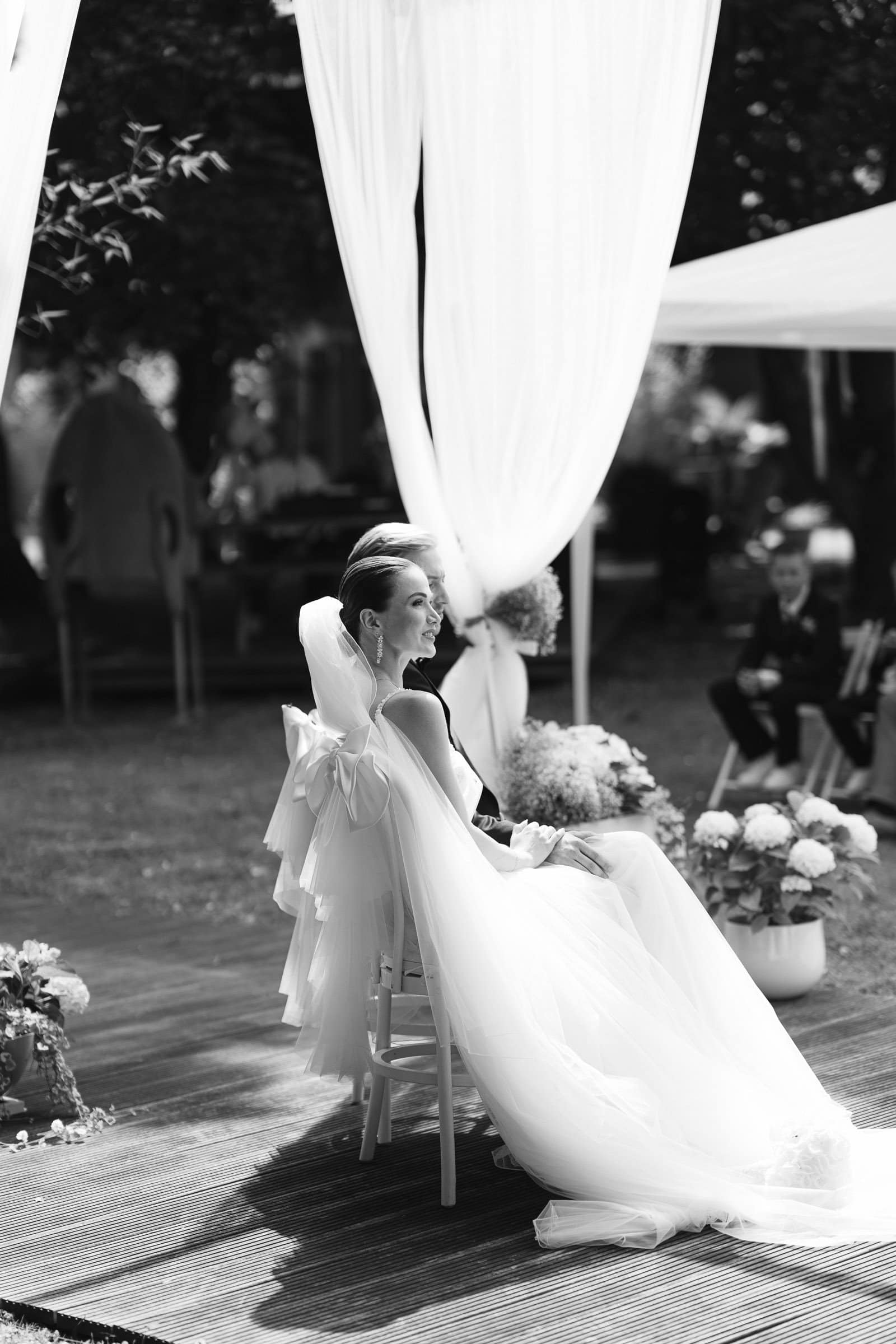 Natürliche Hochzeitsreportage – freie Trauung unter freiem Himmel Brautpaar sitzt