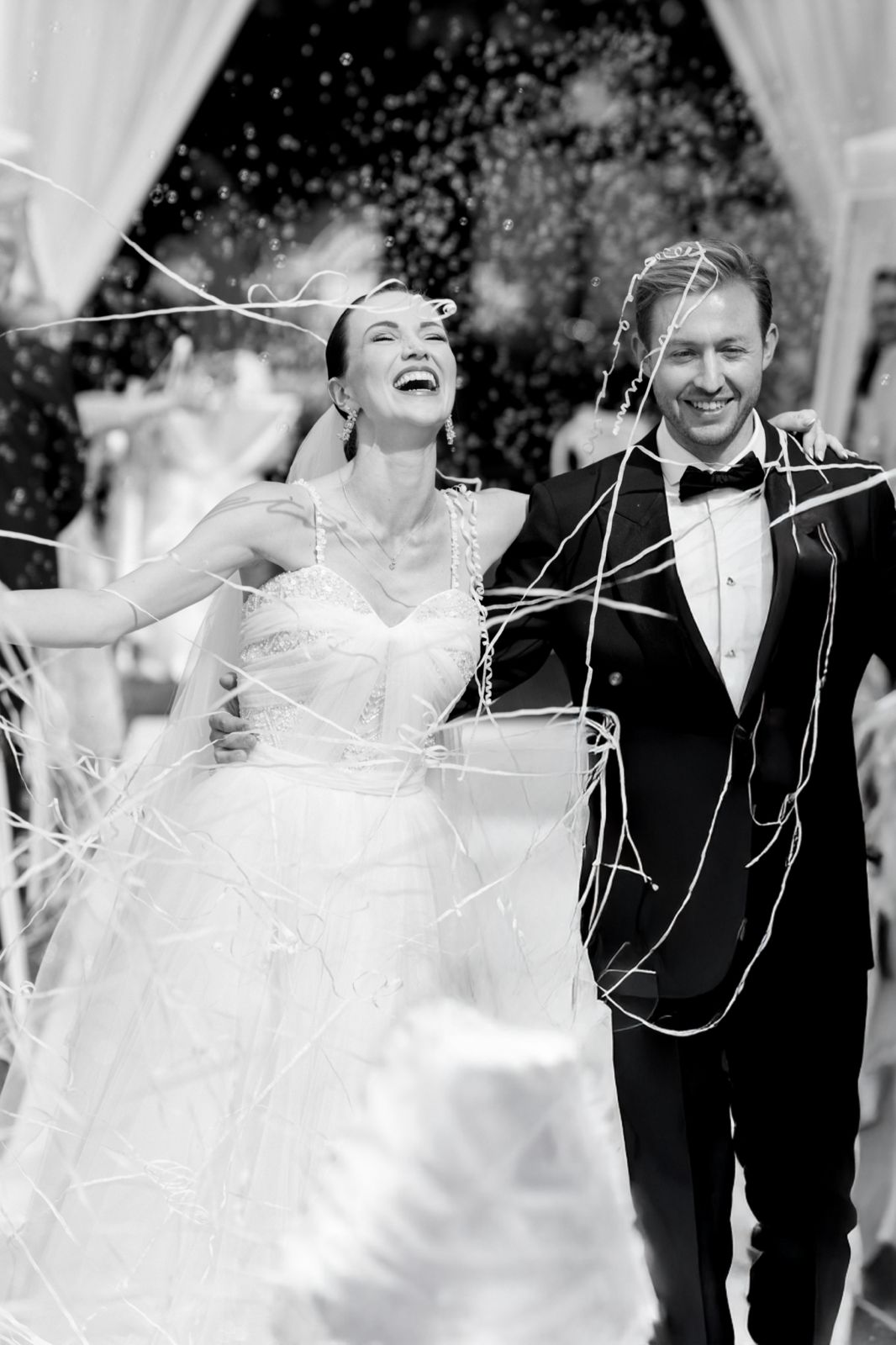 Editoriale Hochzeitsfotografie Trauung im Freien Brautpaar Auszug