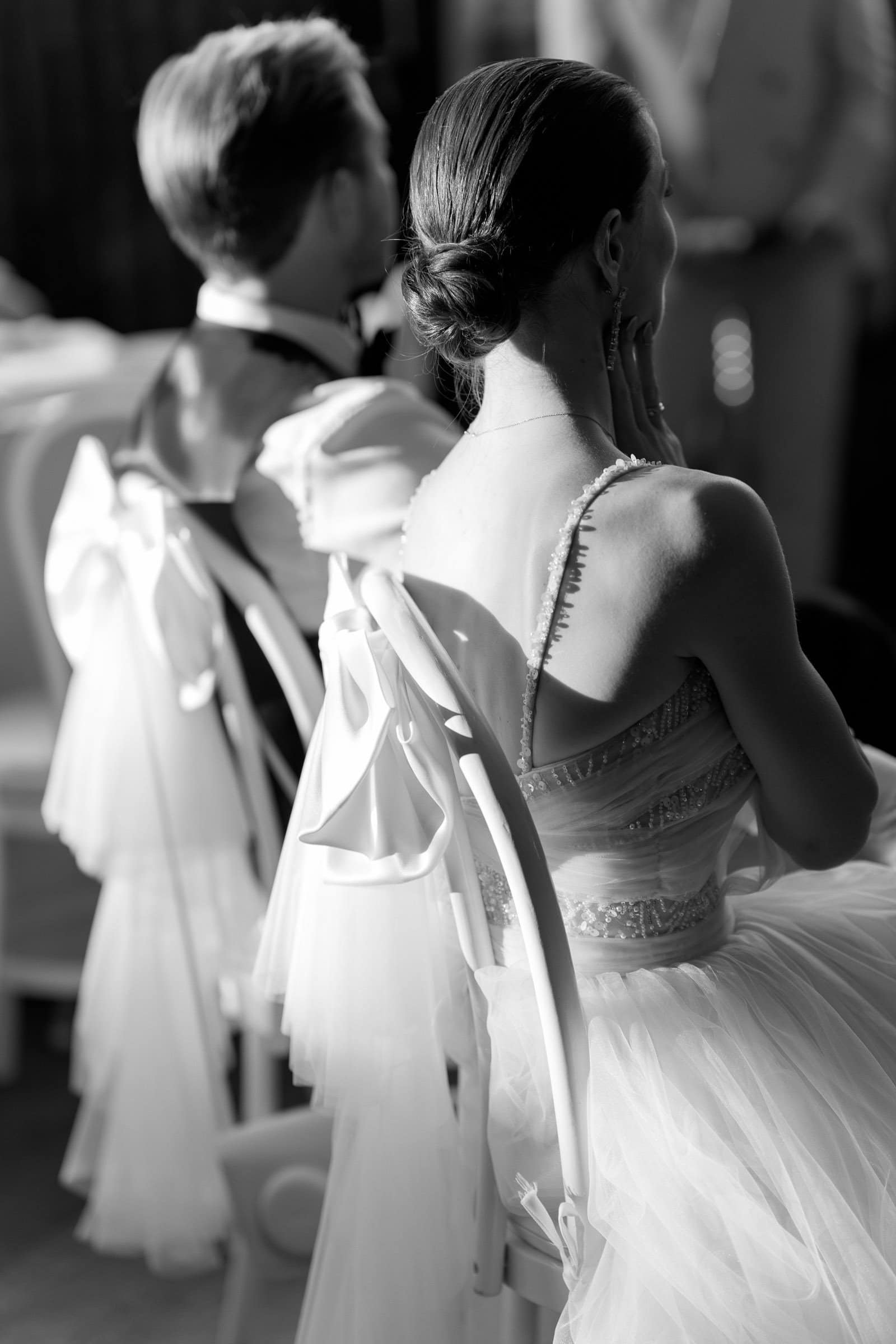 Authentische Momente auf der Hochzeitsparty Paar sitzt