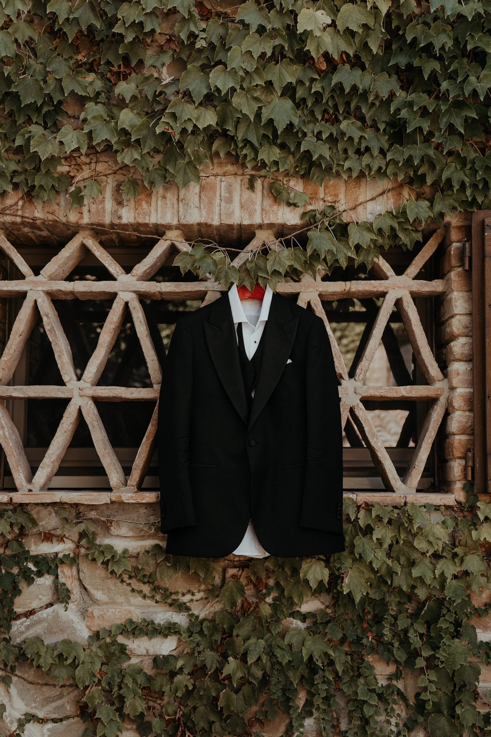 Detailaufnahme vom Anzug des Bräutigams beim Getting Ready