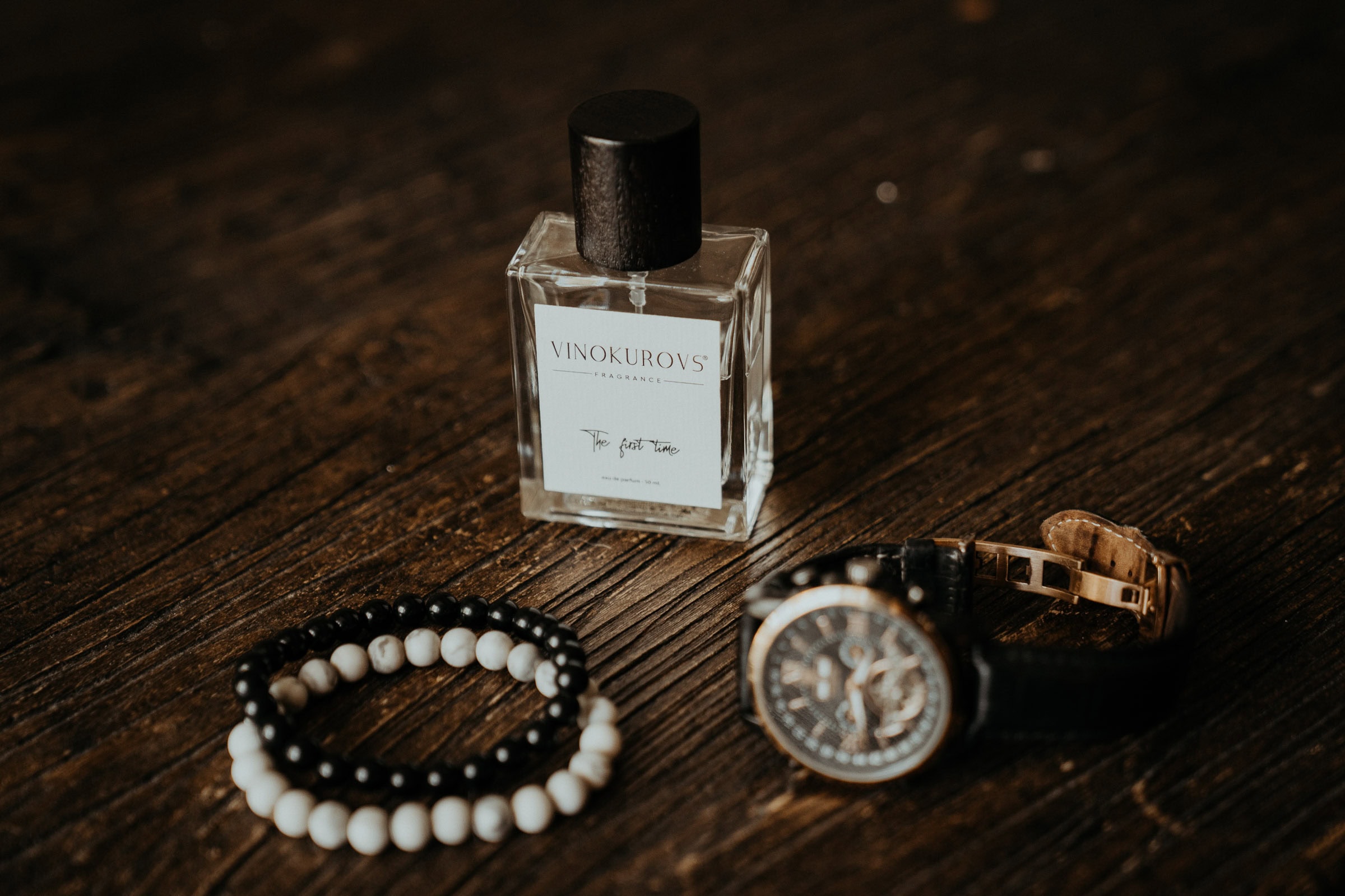 Stilvolles Getting Ready des Bräutigams bei einer Destination Hochzeit