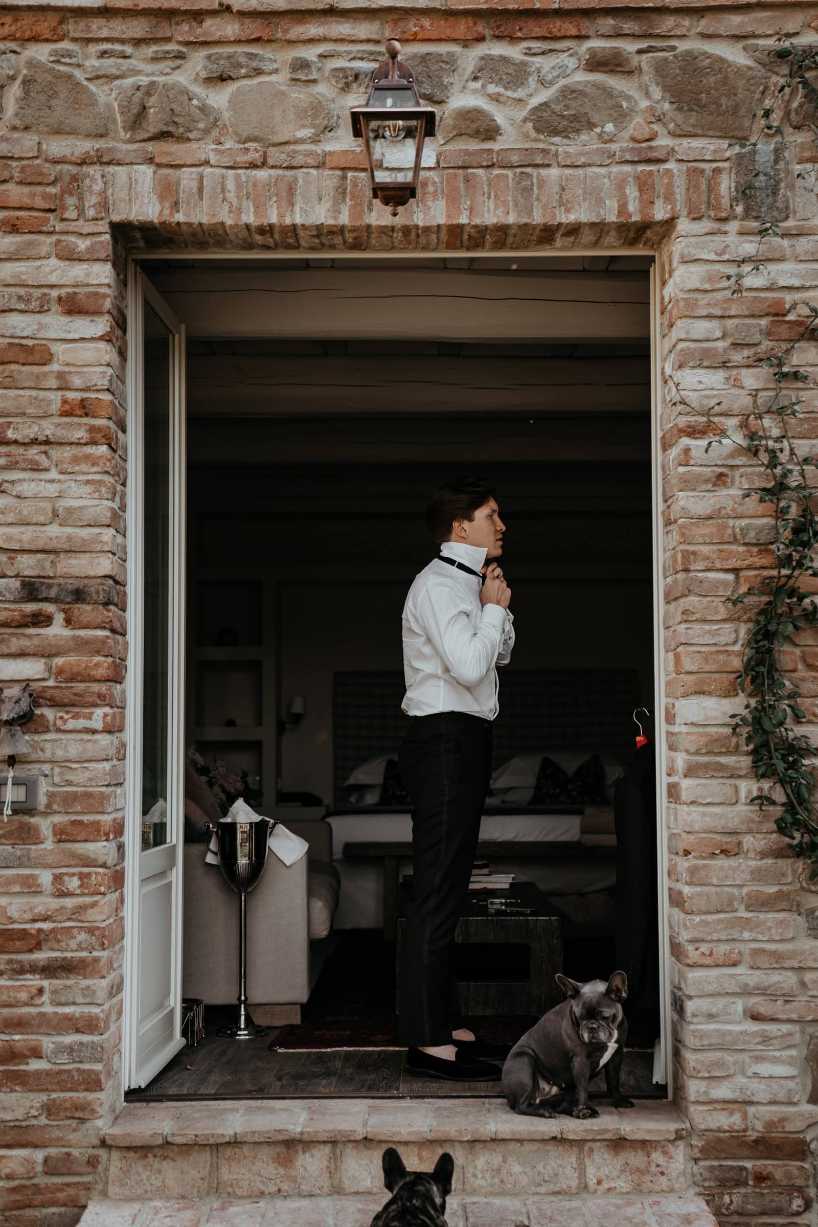Bräutigam beim Getting Ready einer Elopement Hochzeit