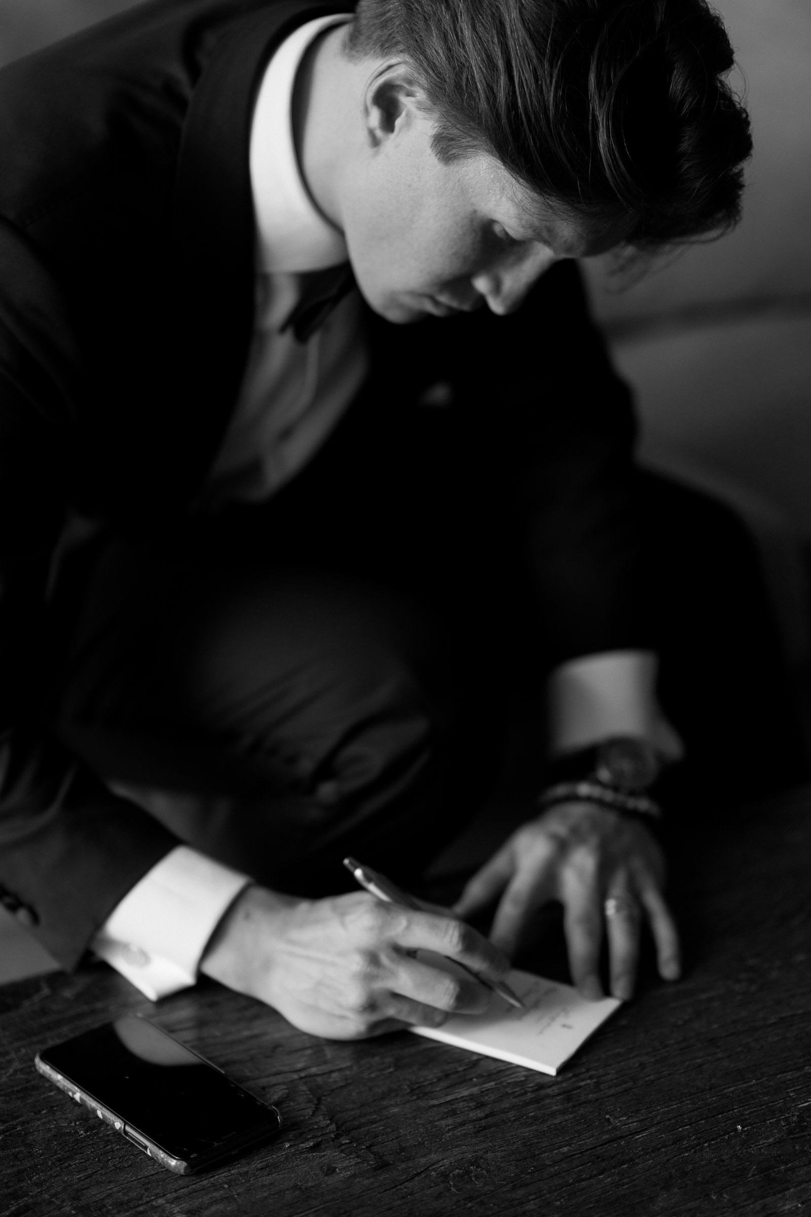 Zeitlose Aufnahme des Bräutigams beim Hochzeitsvorbereitungstag