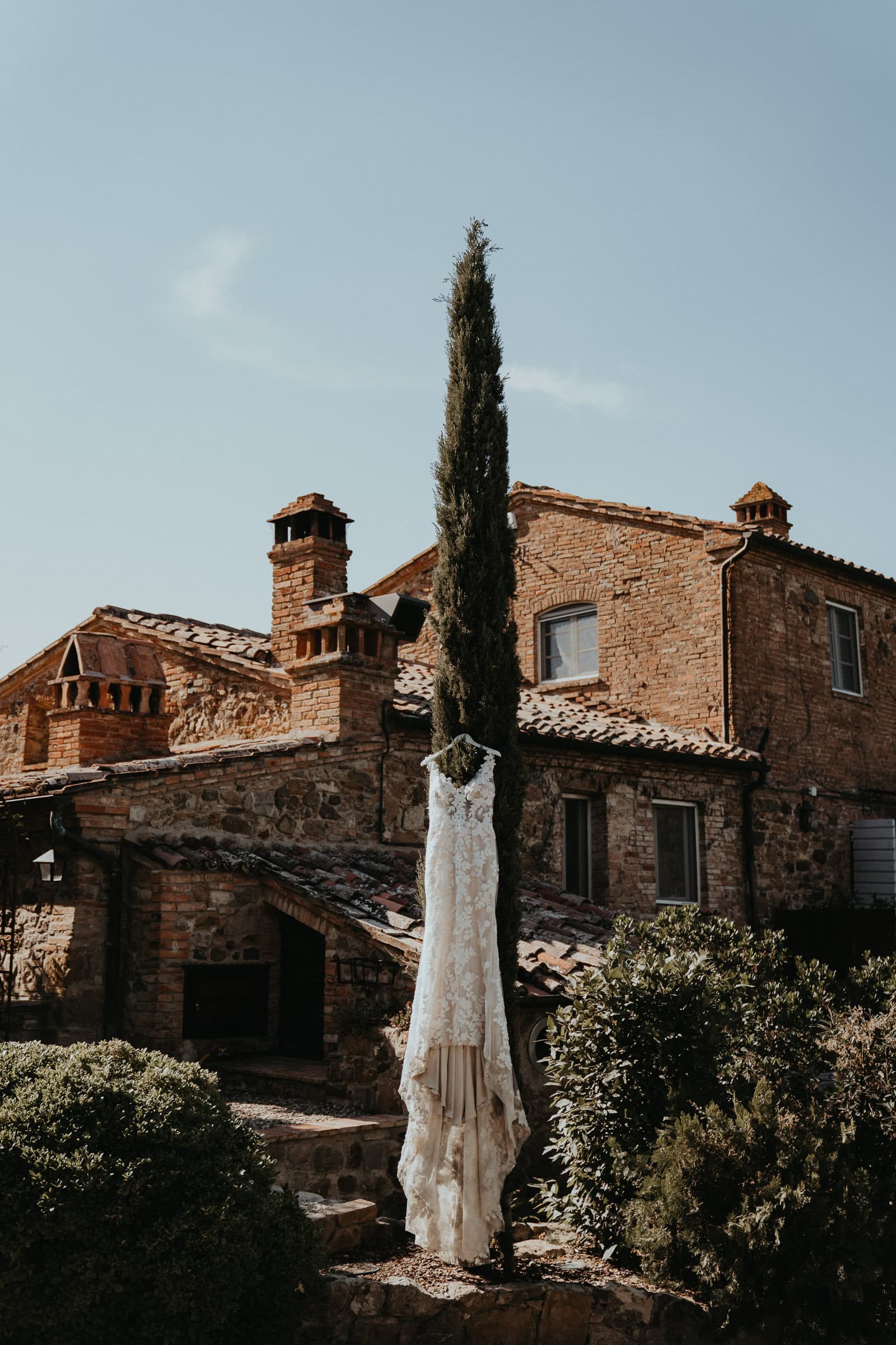 Detailaufnahme des Brautkleids beim Getting Ready einer Auslandshochzeit