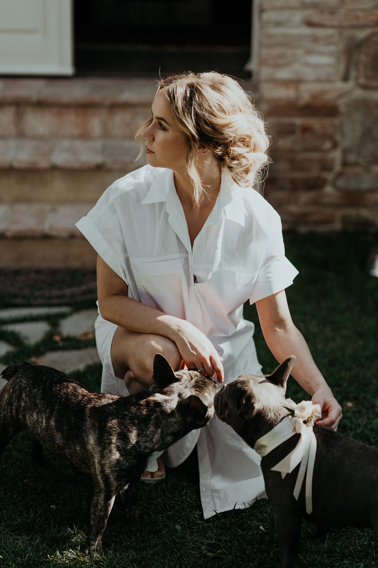 Elegantes Getting Ready der Braut in mediterraner Umgebung