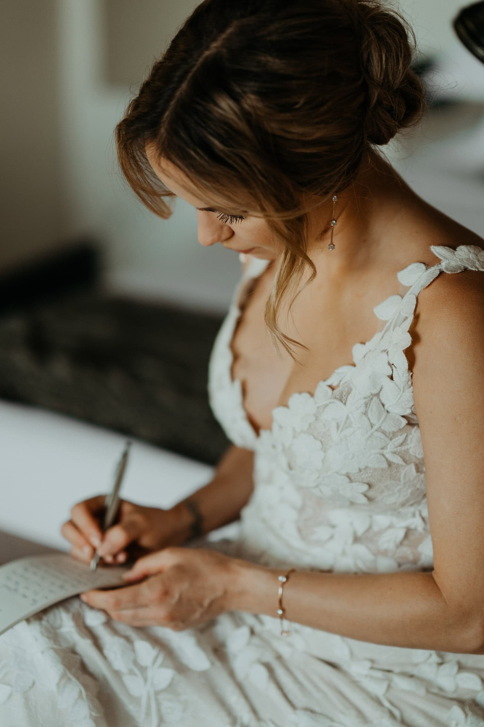 Ruhige Vorbereitung der Braut bei einer Elopement Hochzeit