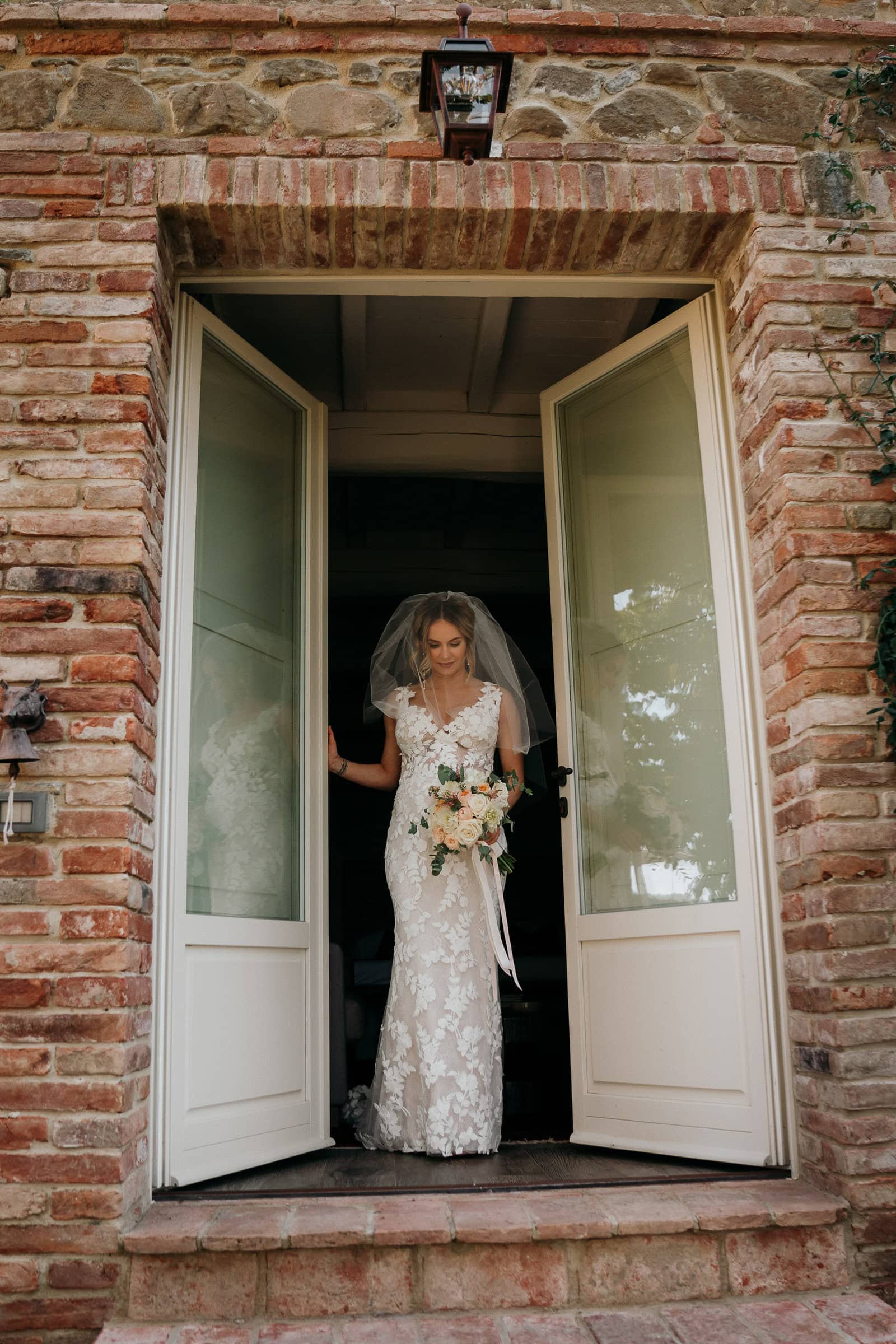 Zeitlose Aufnahme der Braut während des Getting Ready in Italien