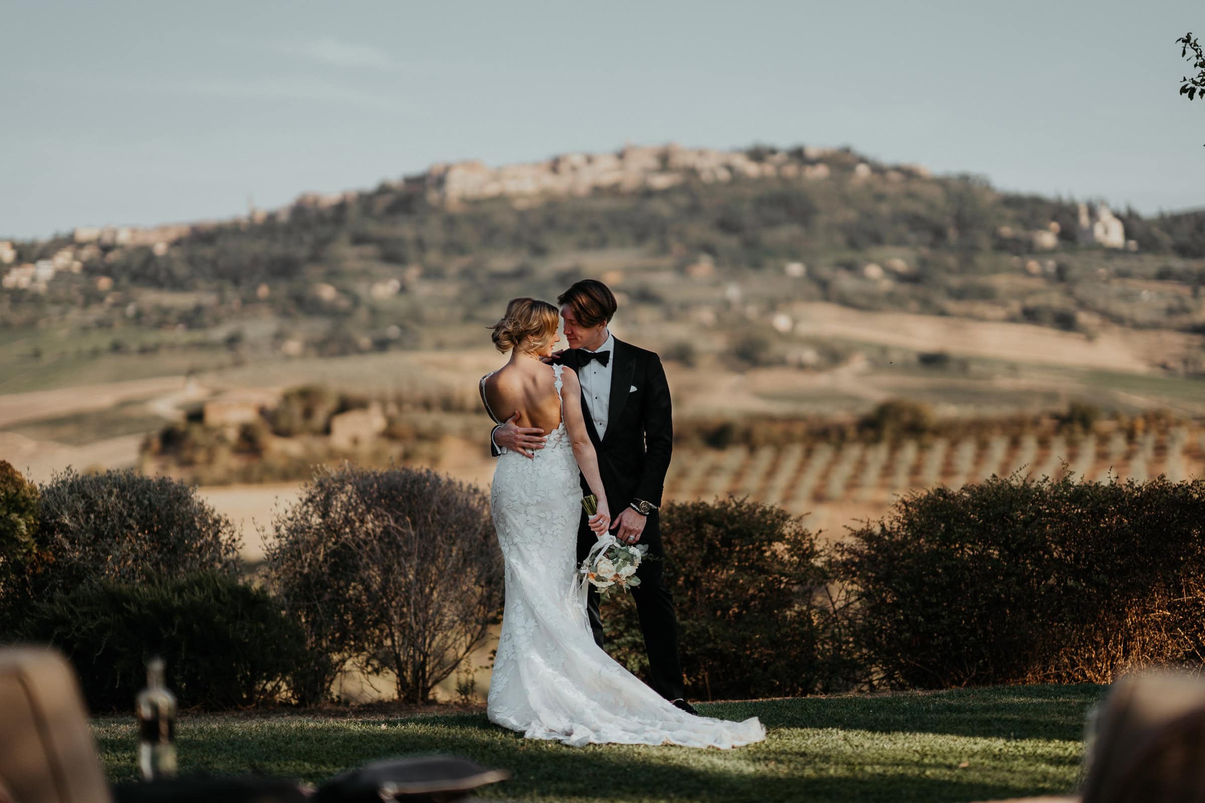 Emotionaler First Look des Brautpaares bei einer Auslandshochzeit