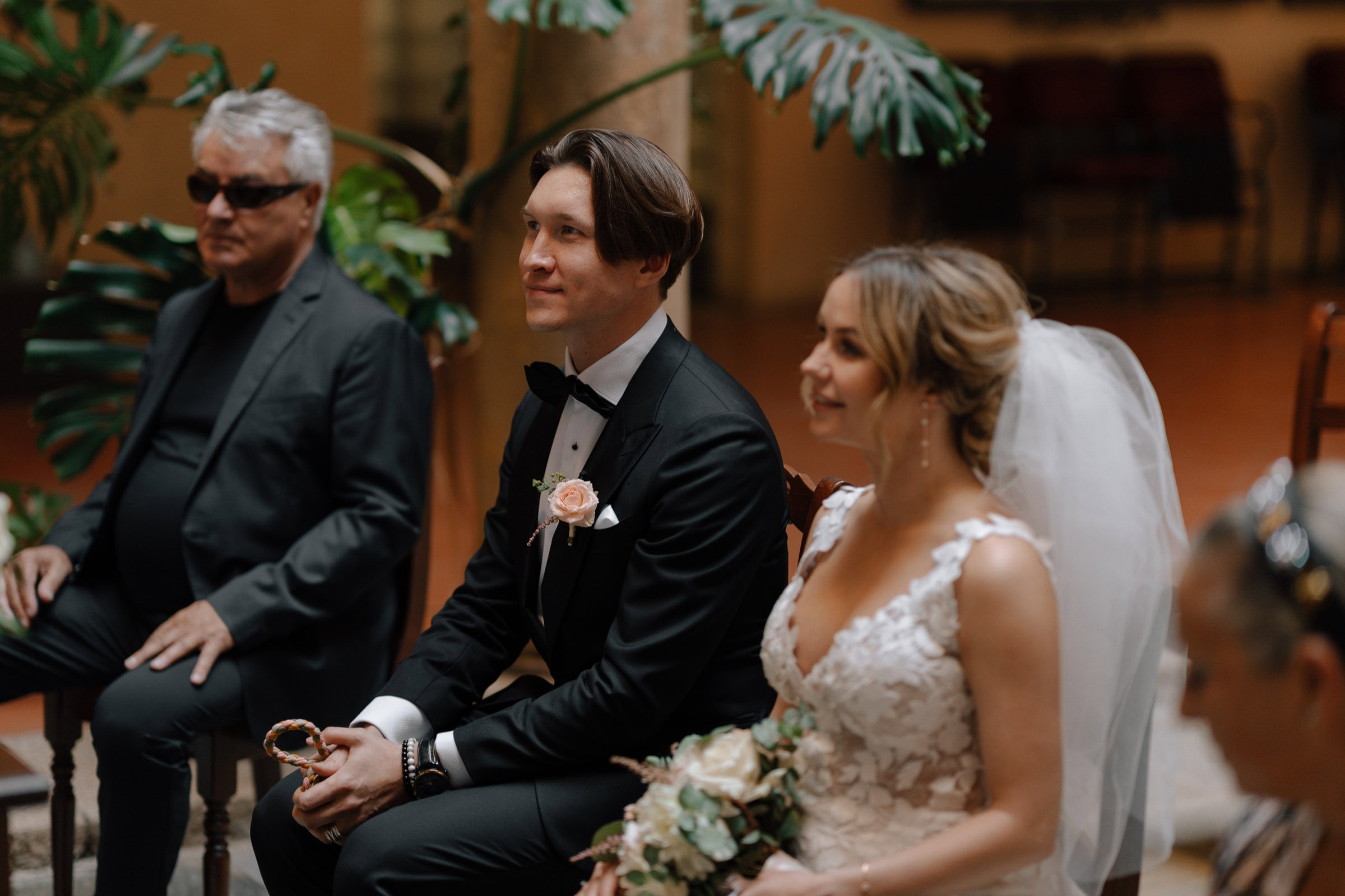 Brautpaar während der Hochzeitszeremonie in Italien