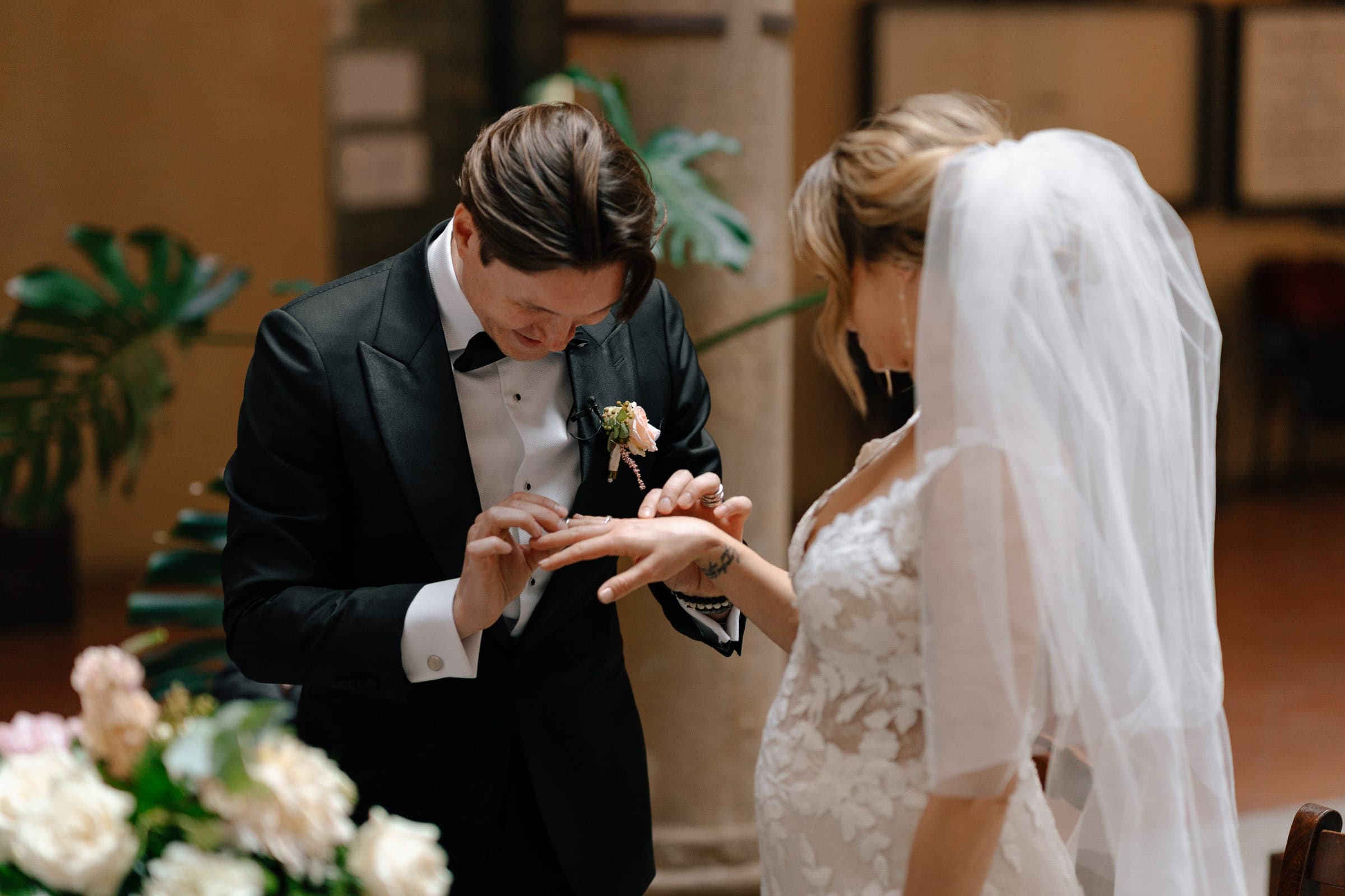 Ringtausch der Trauung bei einer Auslandshochzeit in der Toskana