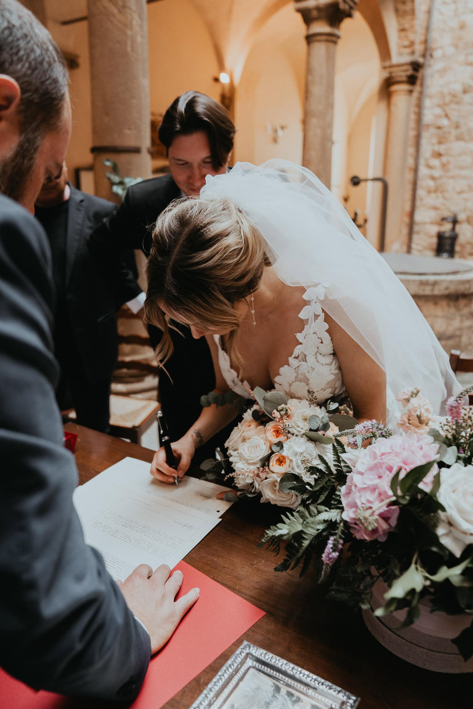 Unterschrift bei der Hochzeitstrauung mit natürlichem Licht in Italien
