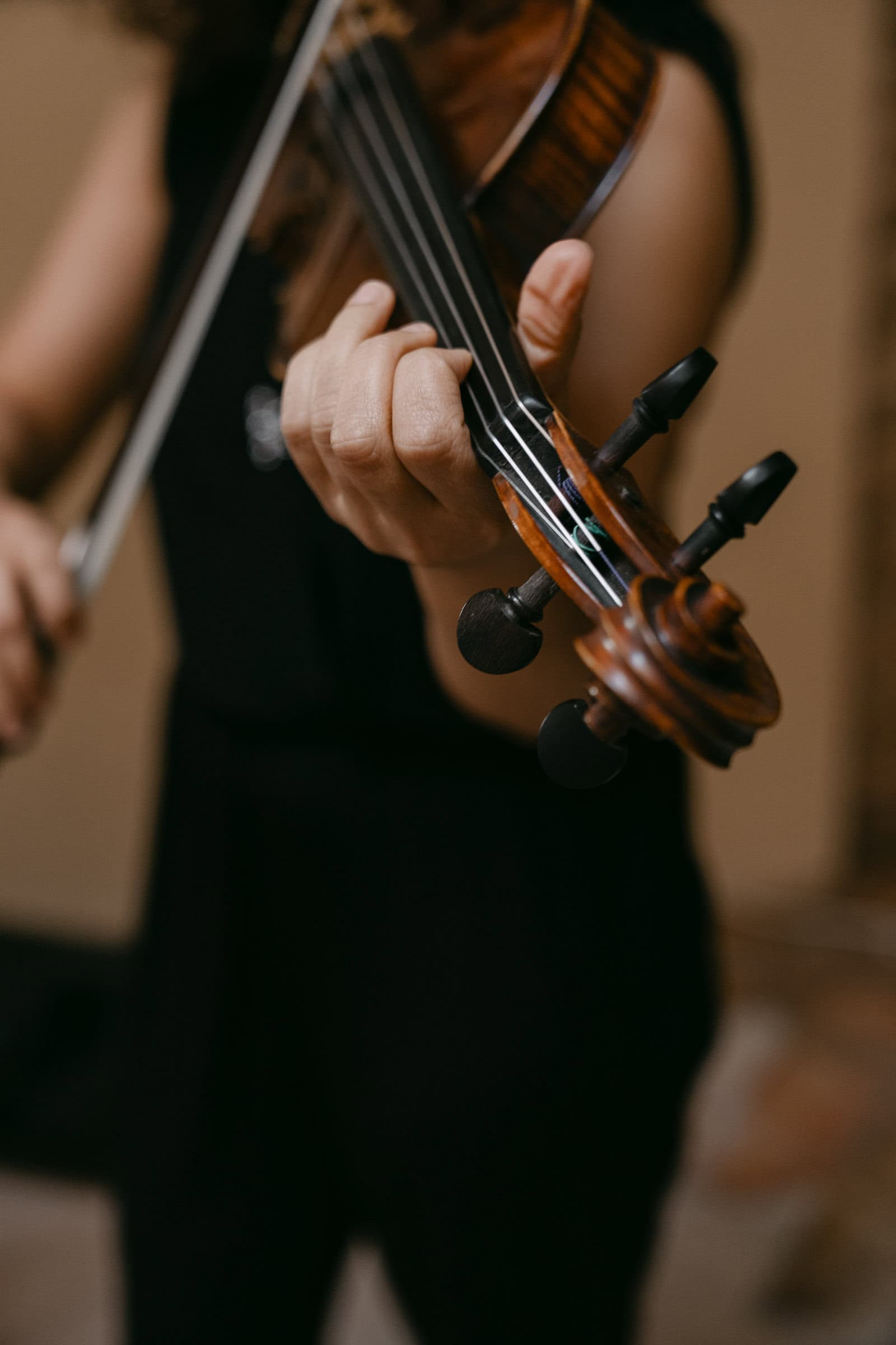 Geigenspielerin während der Trauung einer Elopement Hochzeit
