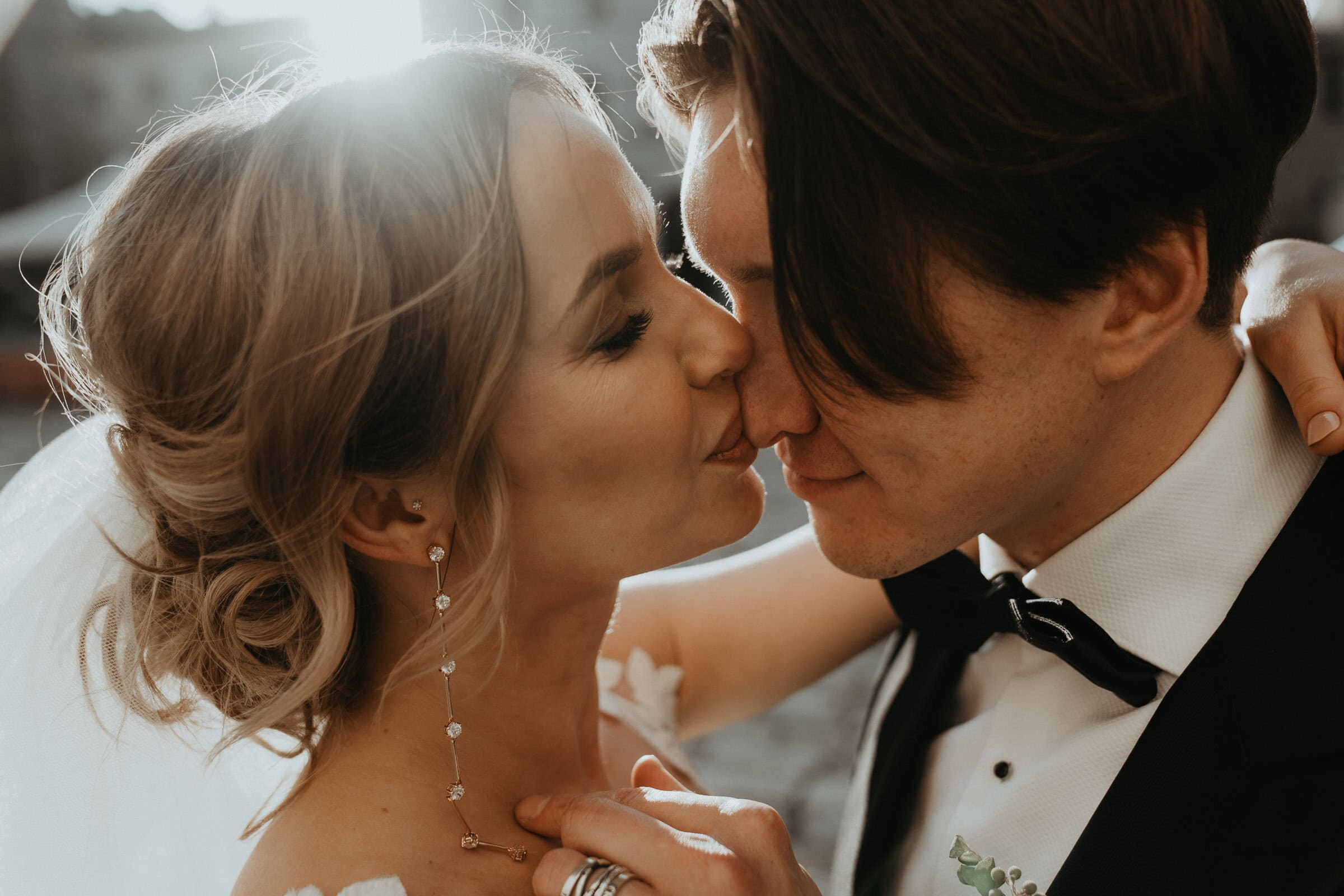 Intimer Kuss beim Brautpaarshooting bei einer Destination Hochzeit