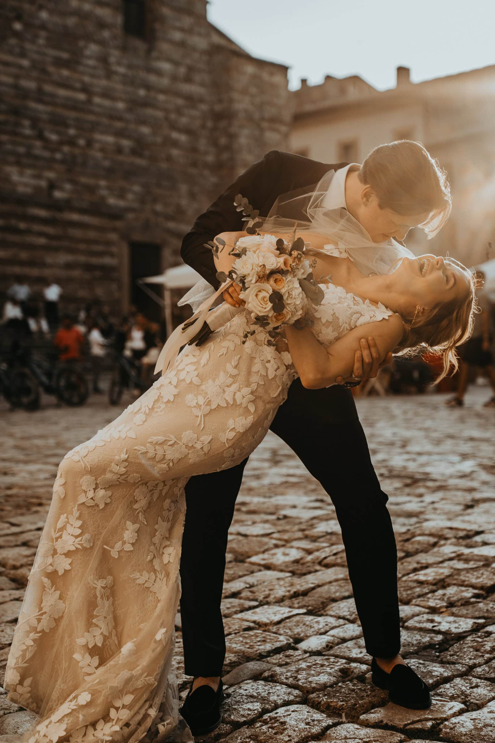 Brautpaar in emotionalem Moment bei einer Elopement Hochzeit