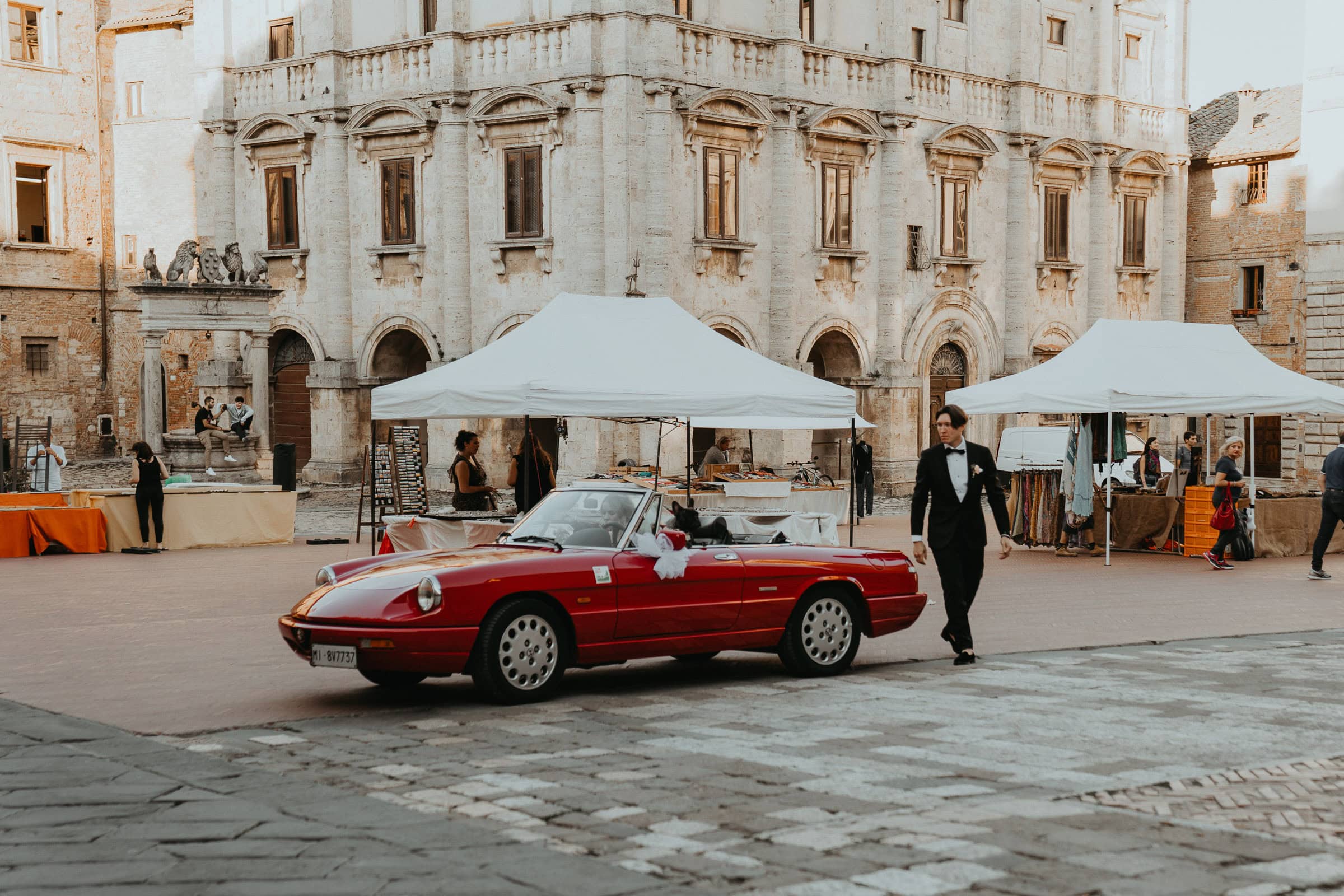 Stilvolles Brautpaarshooting in der Toskana mit ein Oldtimer
