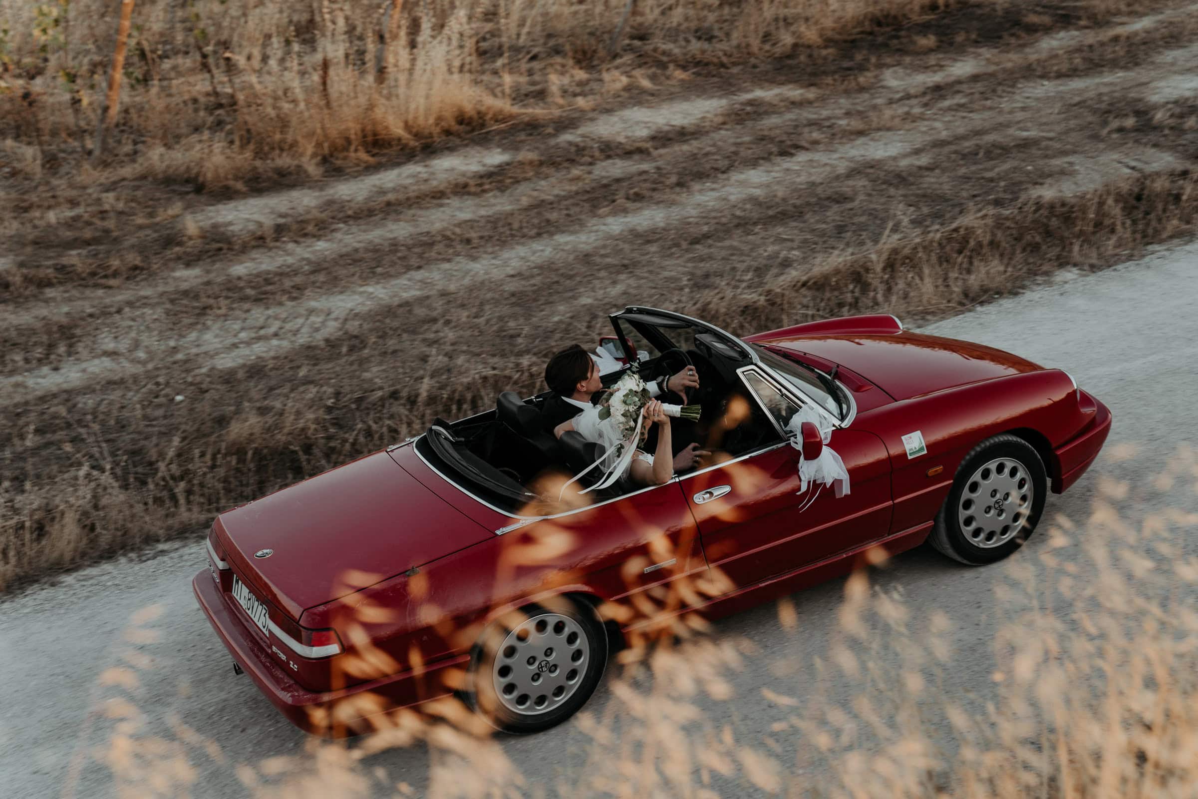 Paar fährt durch die toskanische Landschaft bei einem Destination Shooting