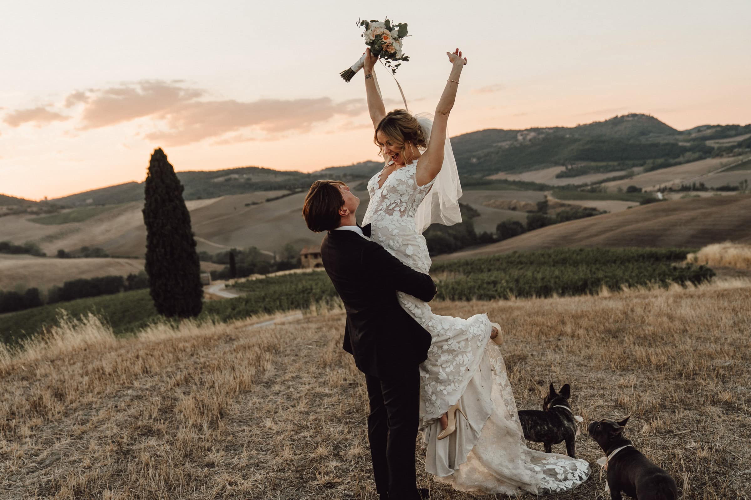 Brautpaar in warmem Abendlicht in Italien beim Hochzeitshooting