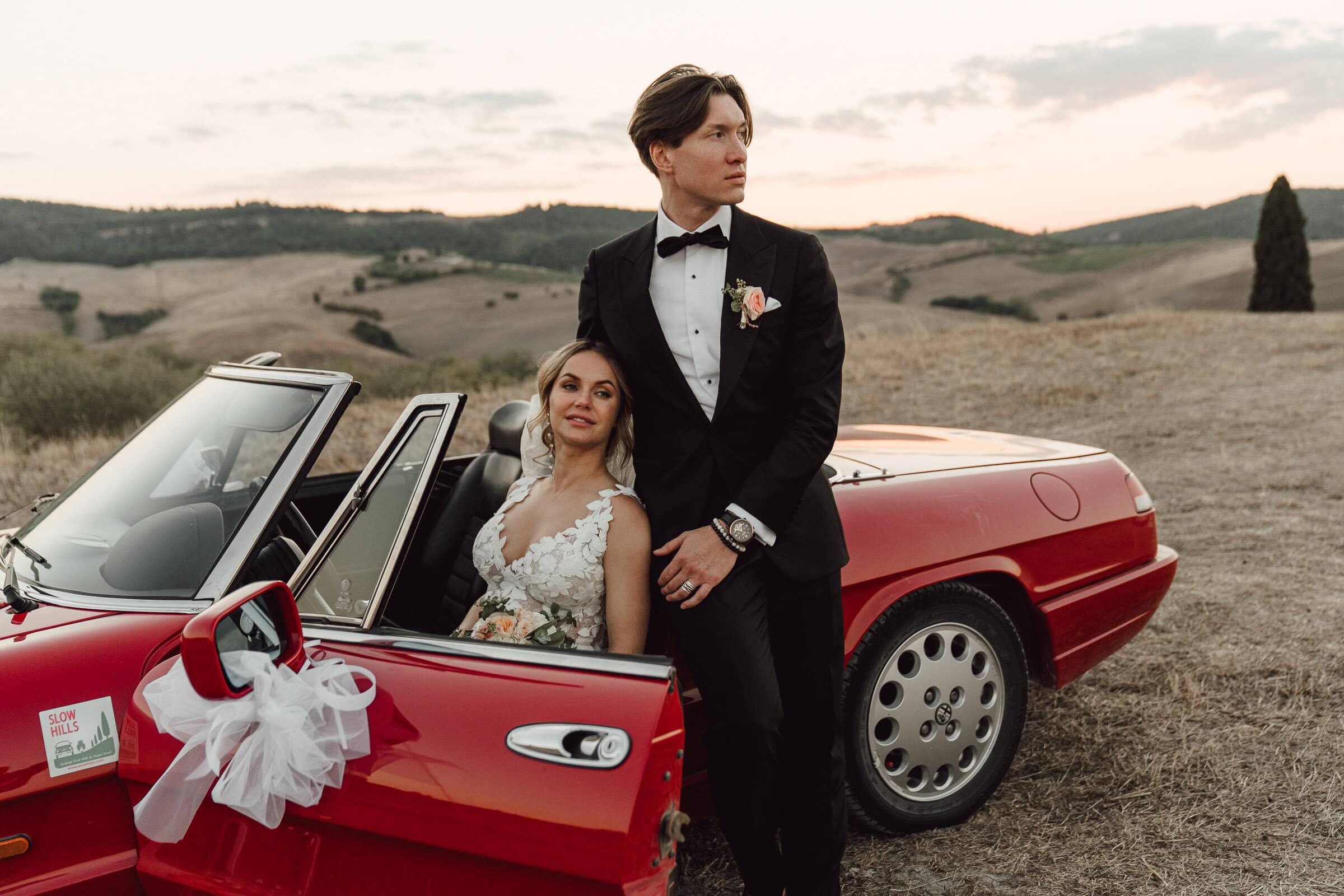 Editorial Paaraufnahme mit Auto in mediterraner Umgebung