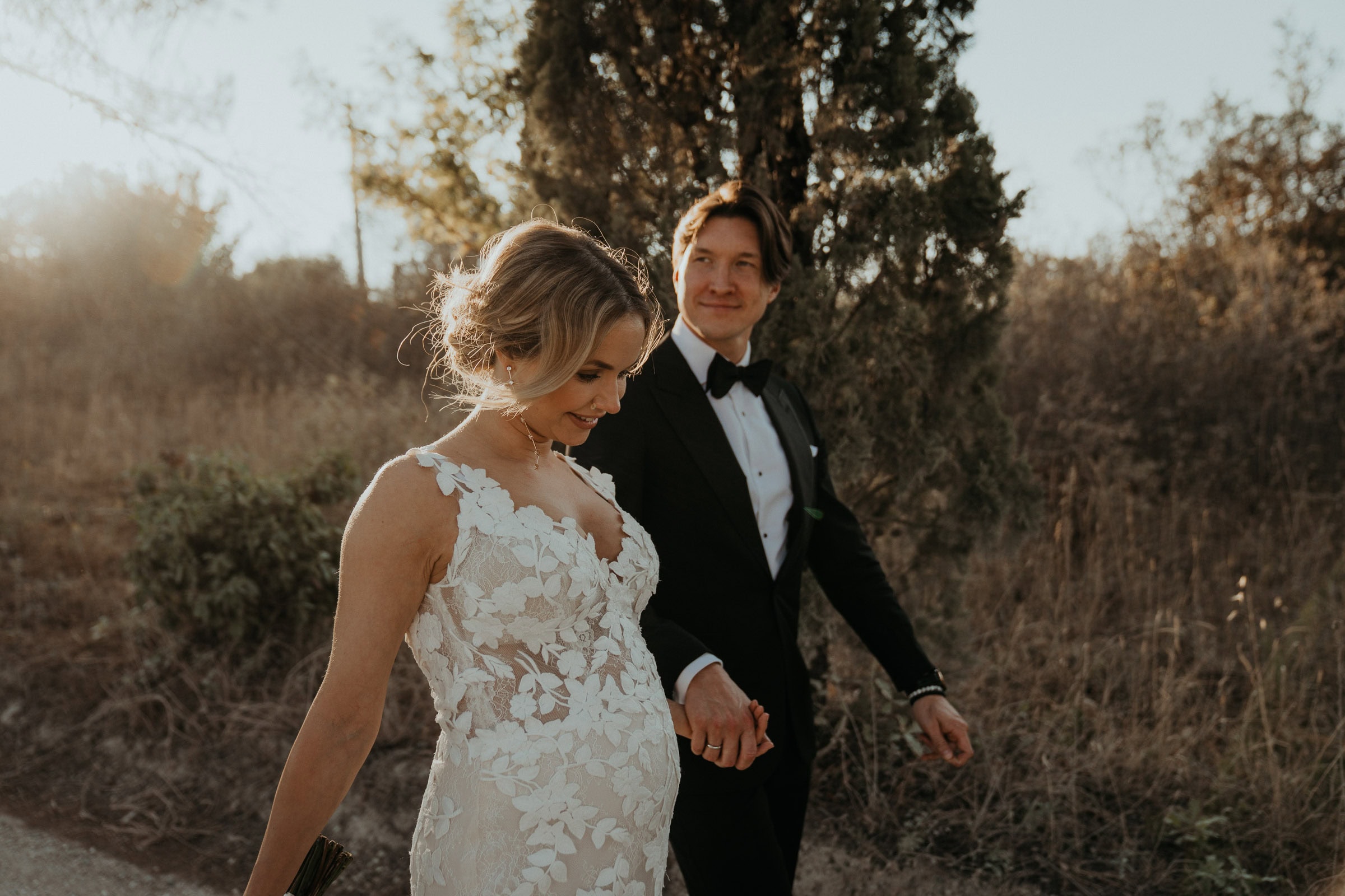 Paar spaziert durch die Natur der Toskana bei einem After Wedding Shooting