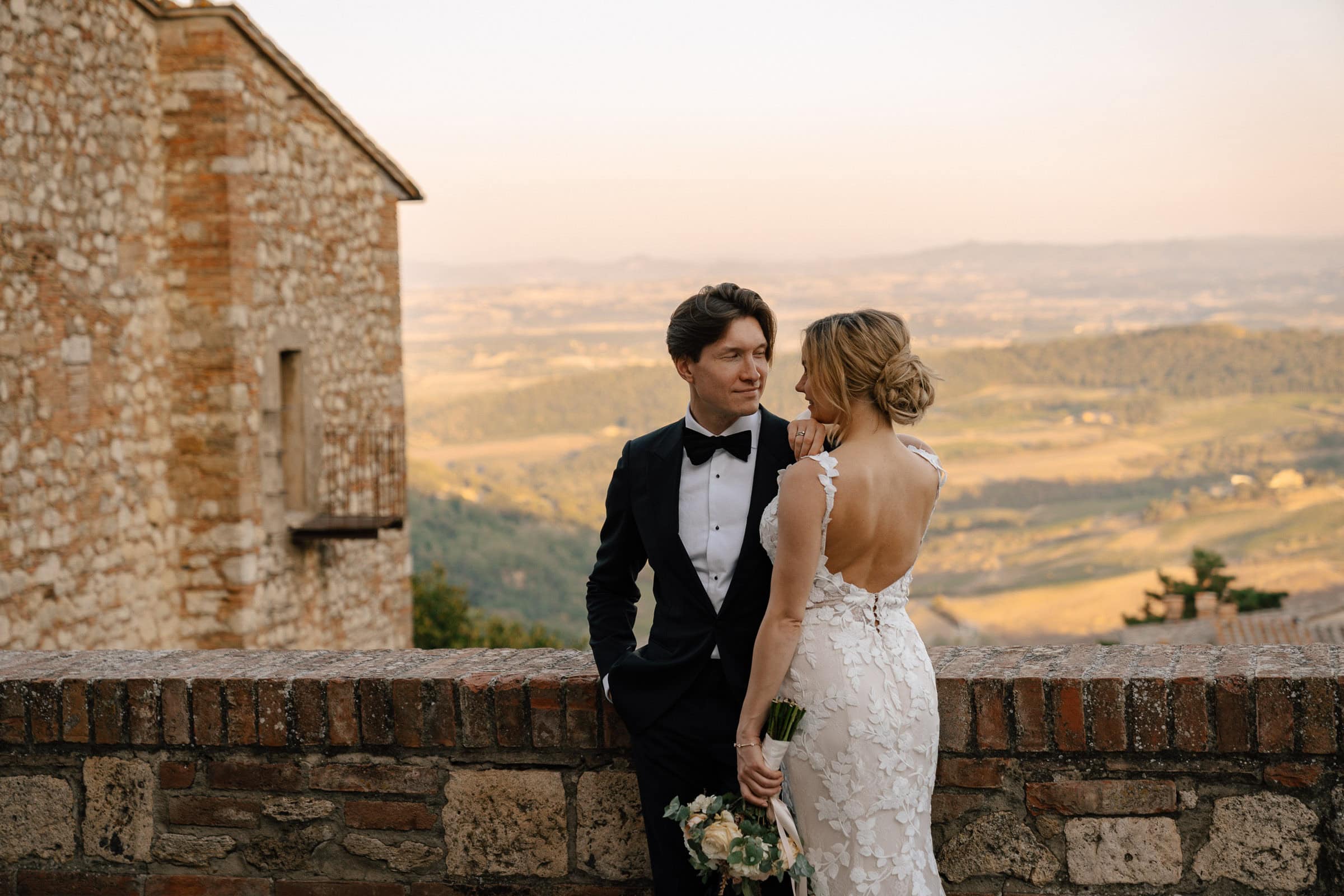 Natürliches Paarporträt in der toskanischen Landschaft bei Montepulciano