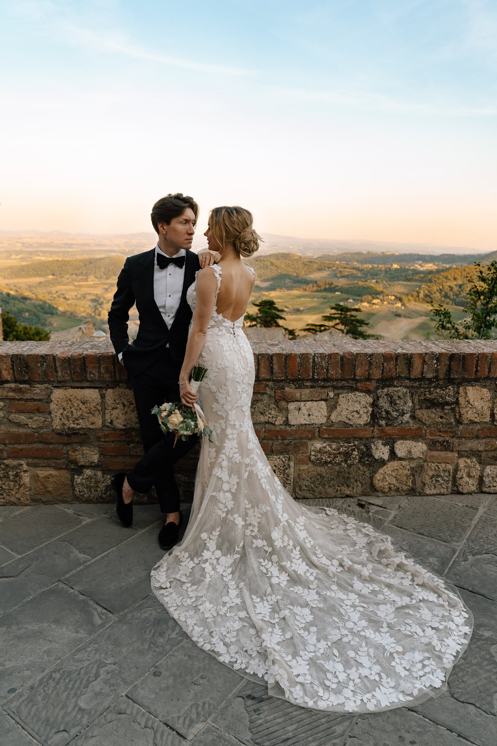 Intimes Pärchenshooting in der historischen Altstadt von Montepulciano Brautkleid