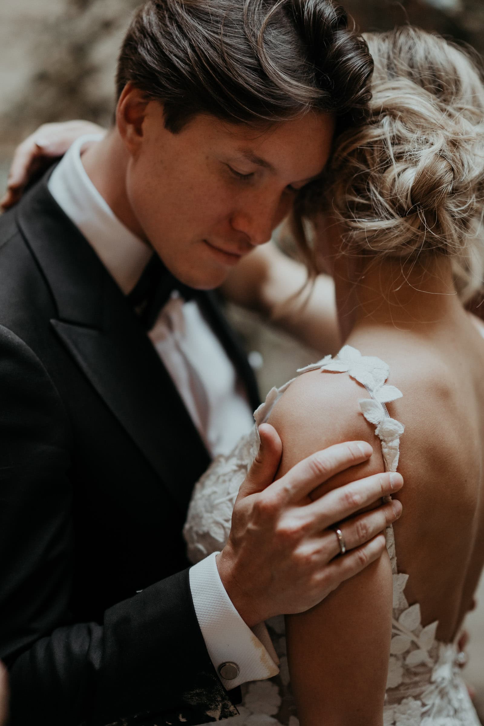 Emotionales Brautpaar-Shooting in den Gassen von Montepulciano in der Toskana