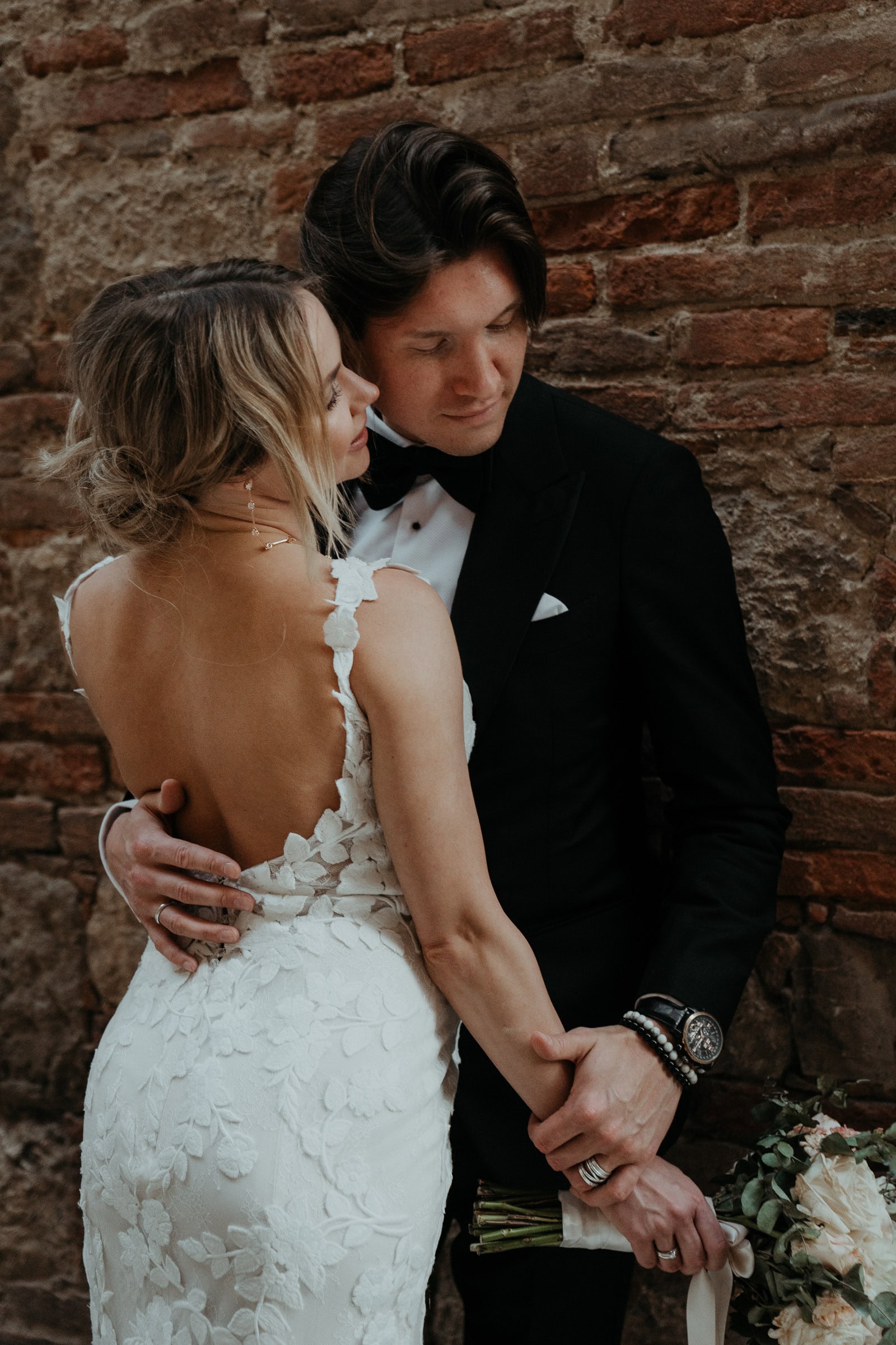 Intimes Paarshooting in den Gassen von Montepulciano in der Toskana