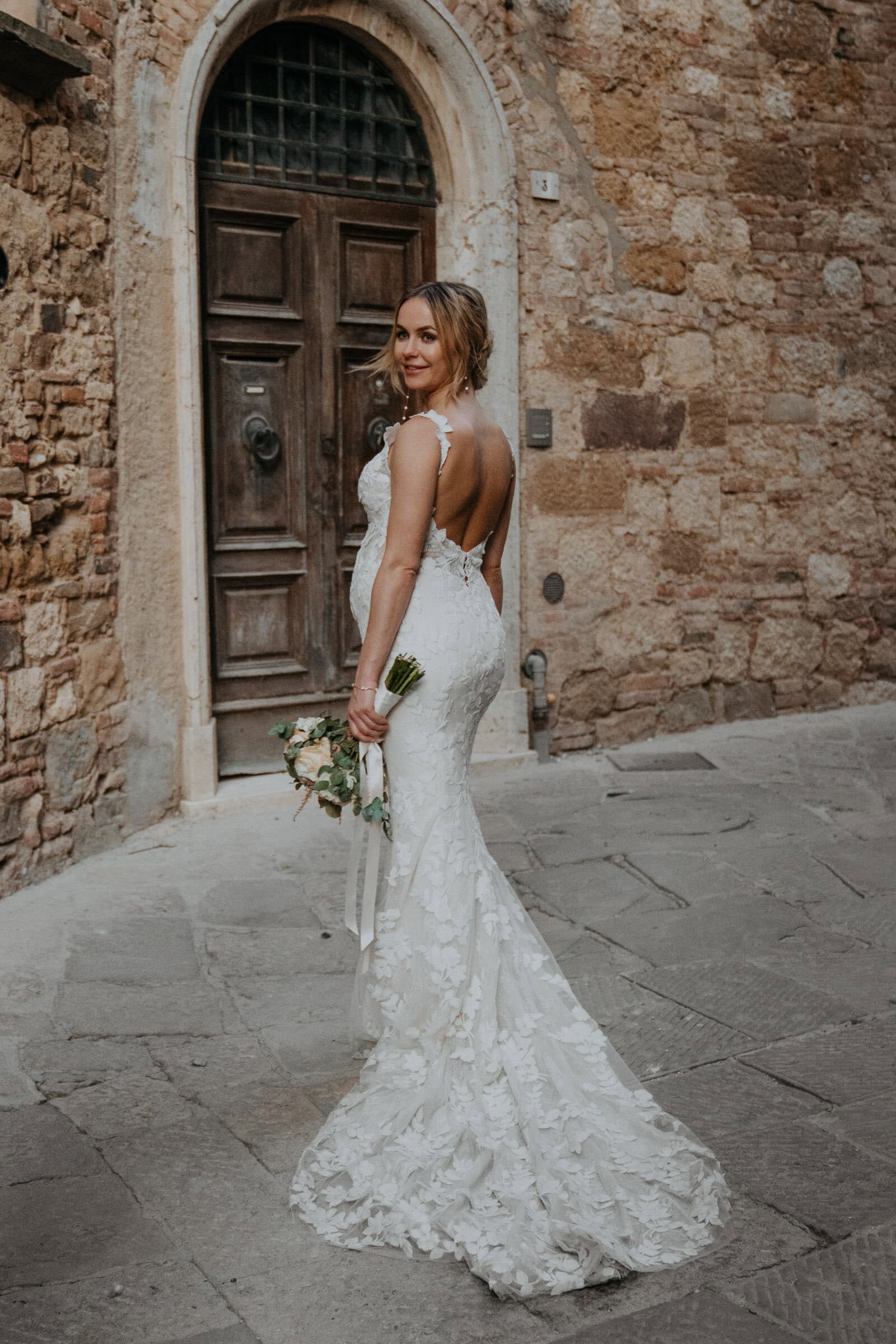 Braut von hinten in den Gassen von Montepulciano in der Toskana