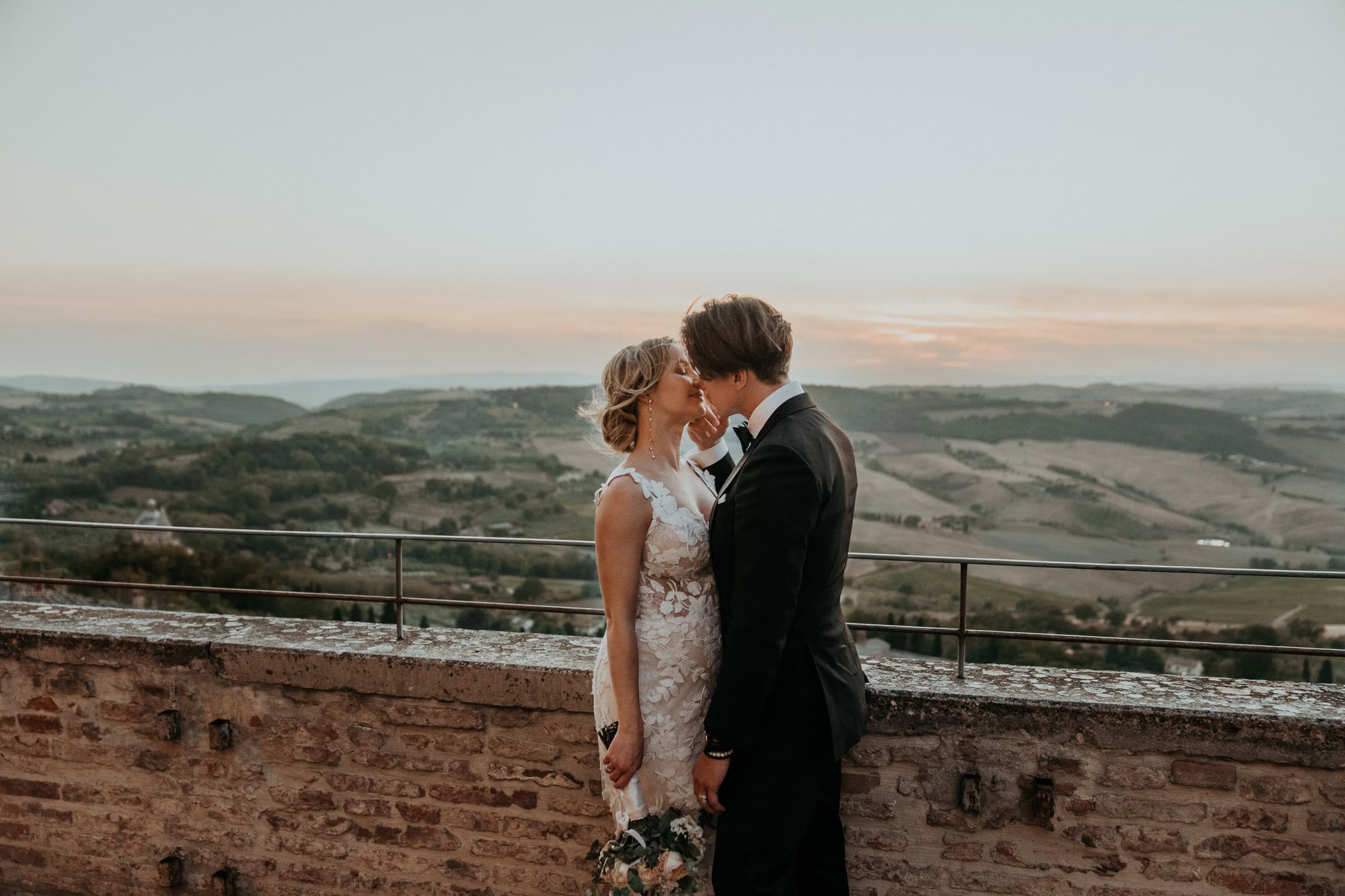 Editorial Destination Shooting eines Paares in der Toskana mit Aussieht