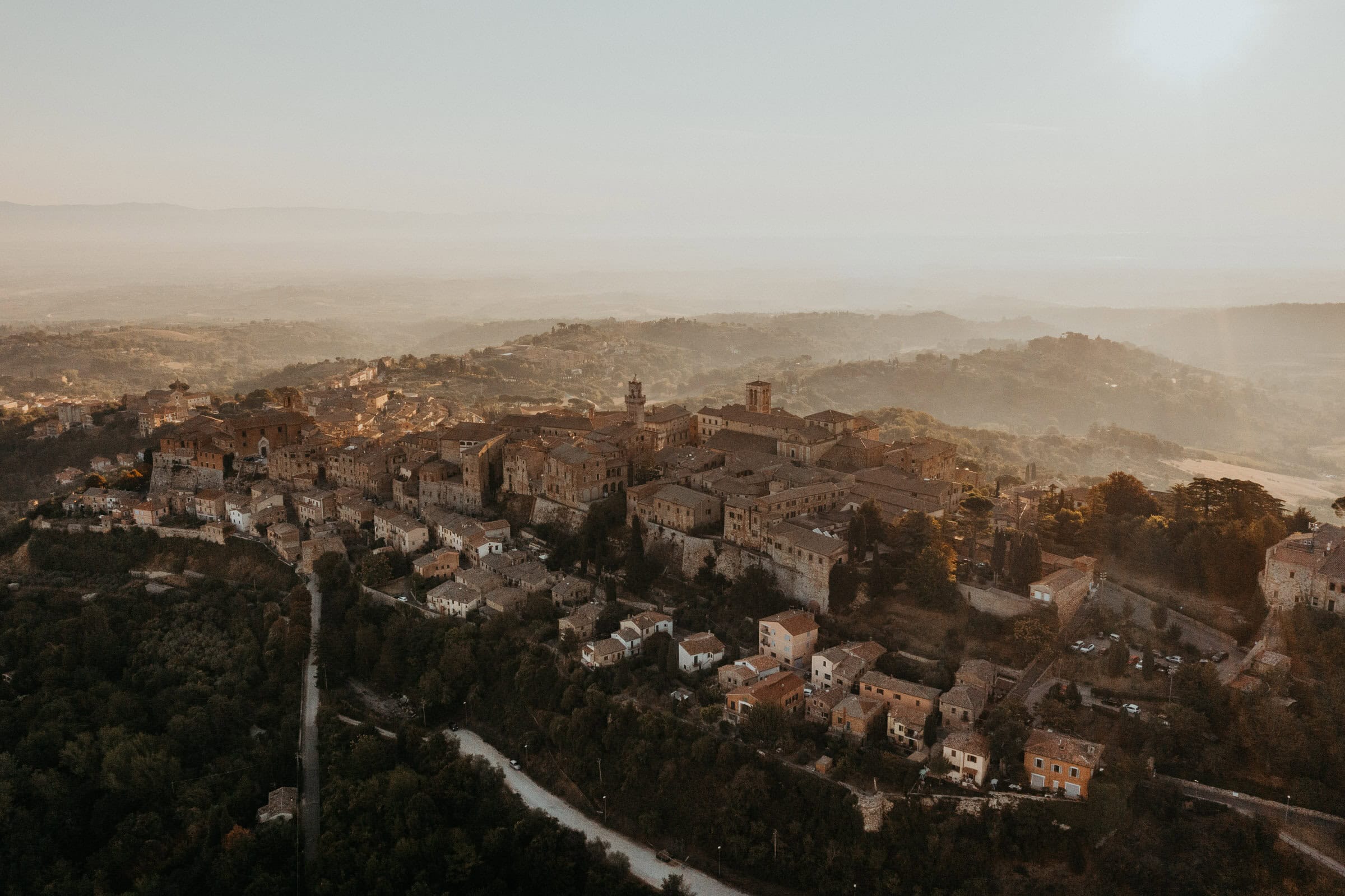 Drohnenaufnahme der Umgebung einer Destination Hochzeit Montepulciano