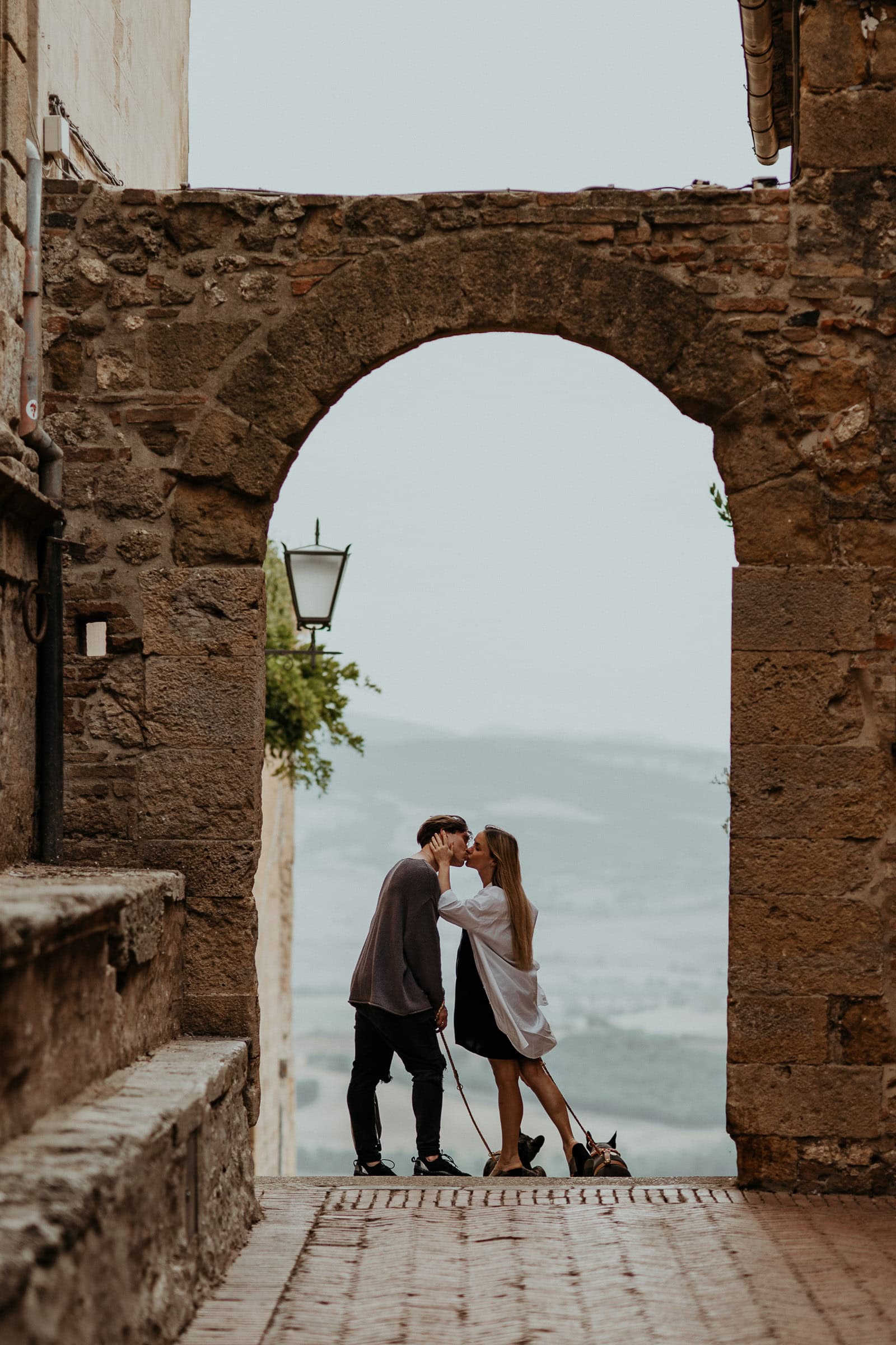 Natürliches Paarshooting in der Toskana nach der Hochzeit