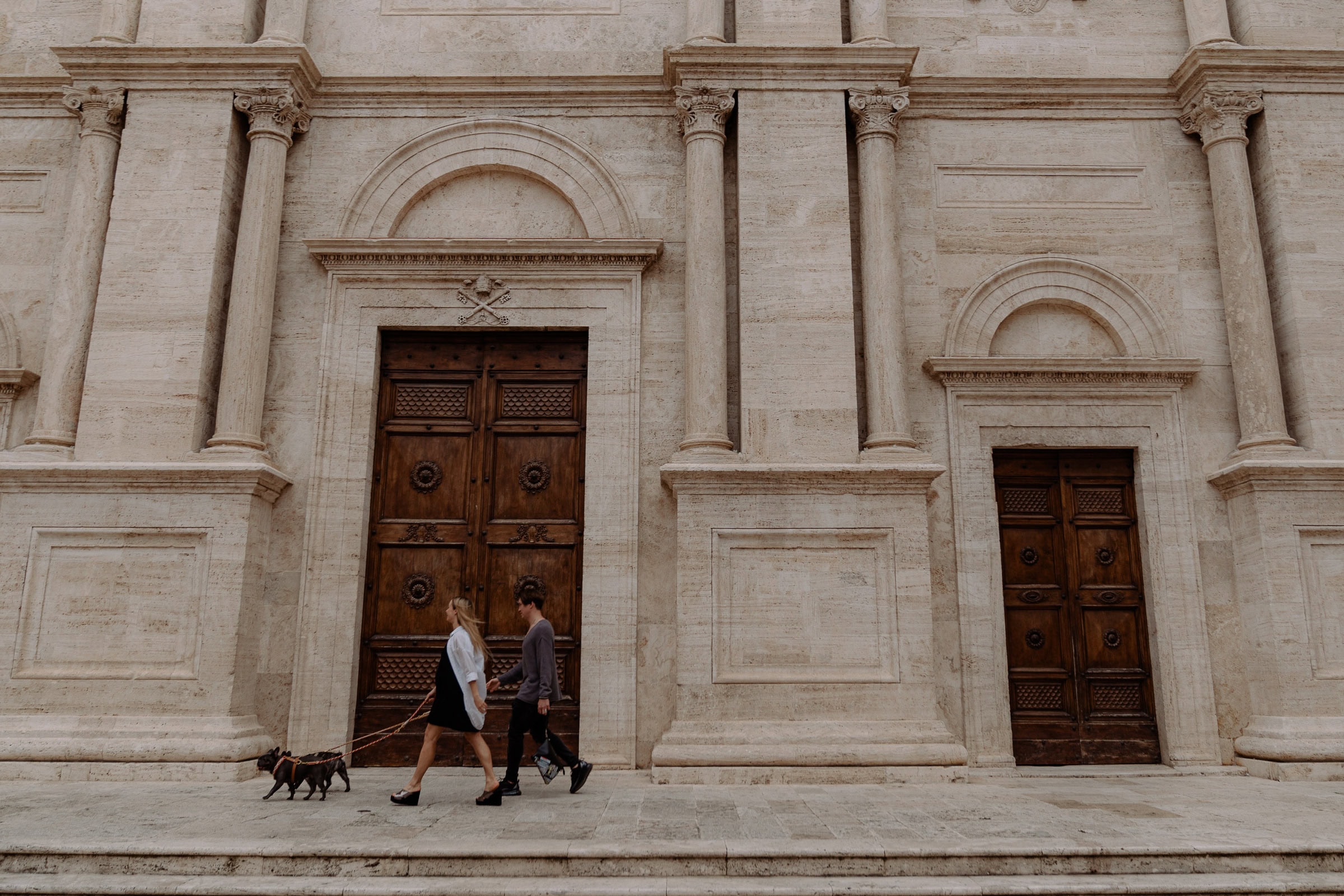 Ruhige Paarfotografie in mediterraner Stadt