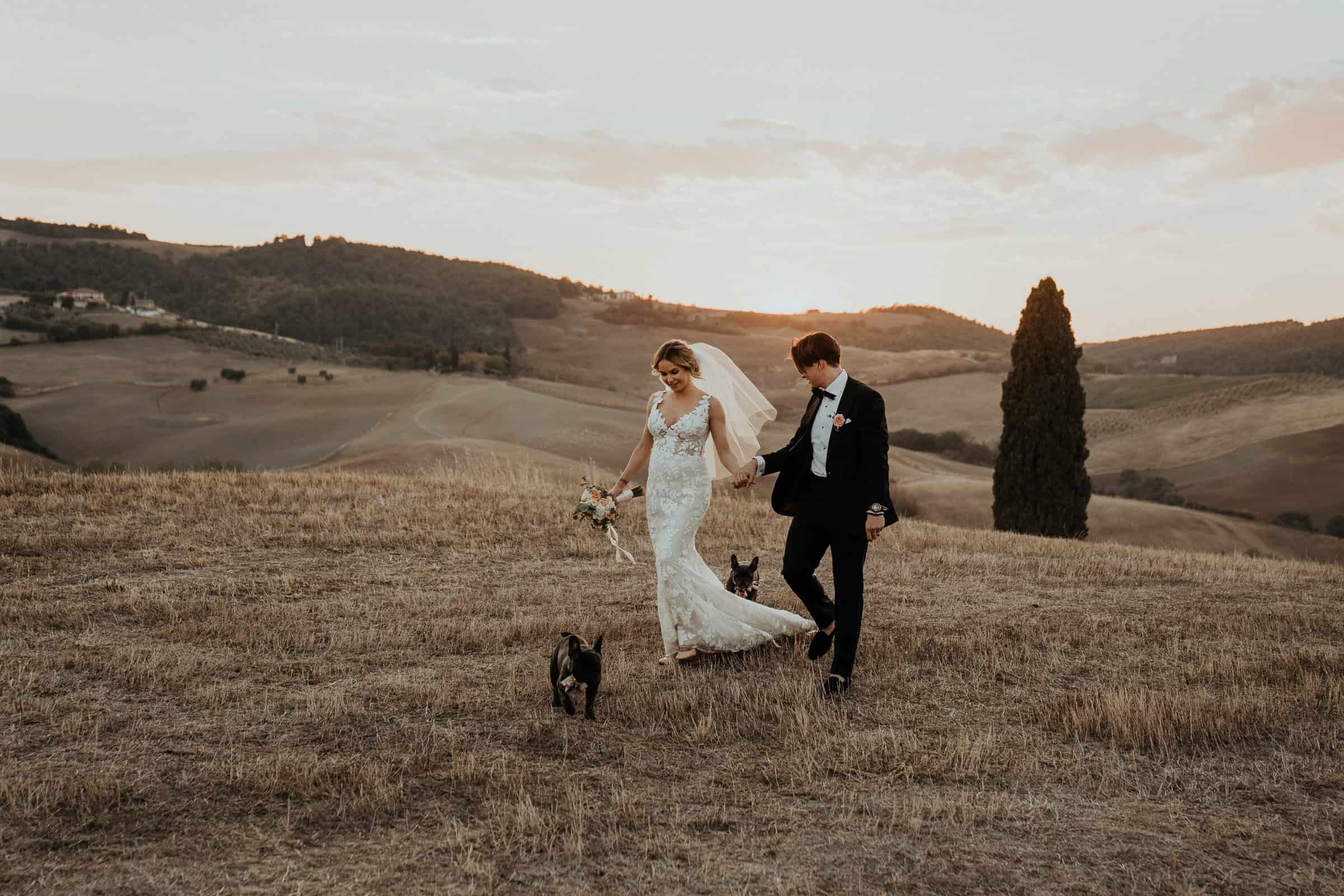 Brautpaar beim Sonnenuntergang in Italien beim Hochzeitshooting